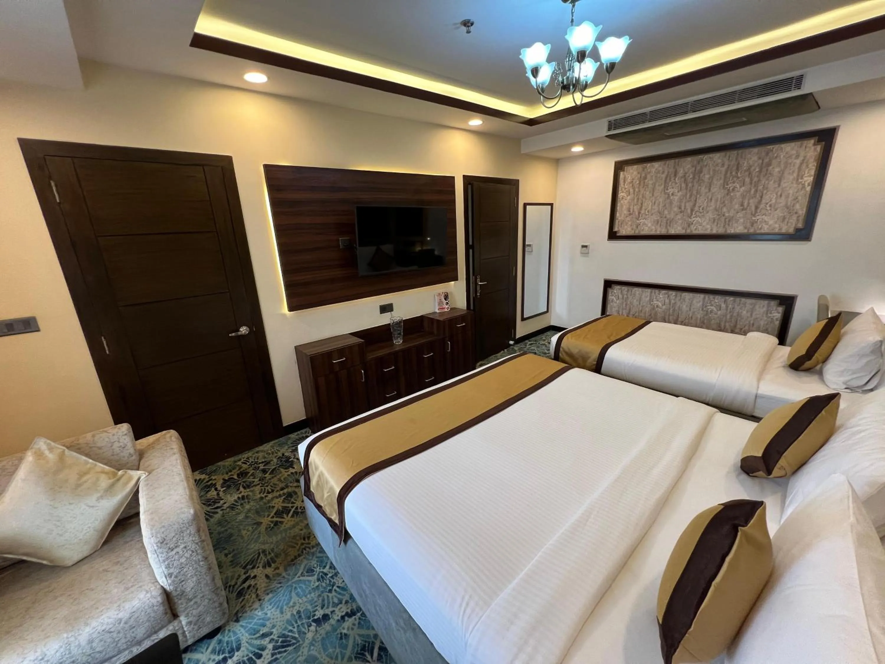 Bedroom, Bed in Golden Retreat