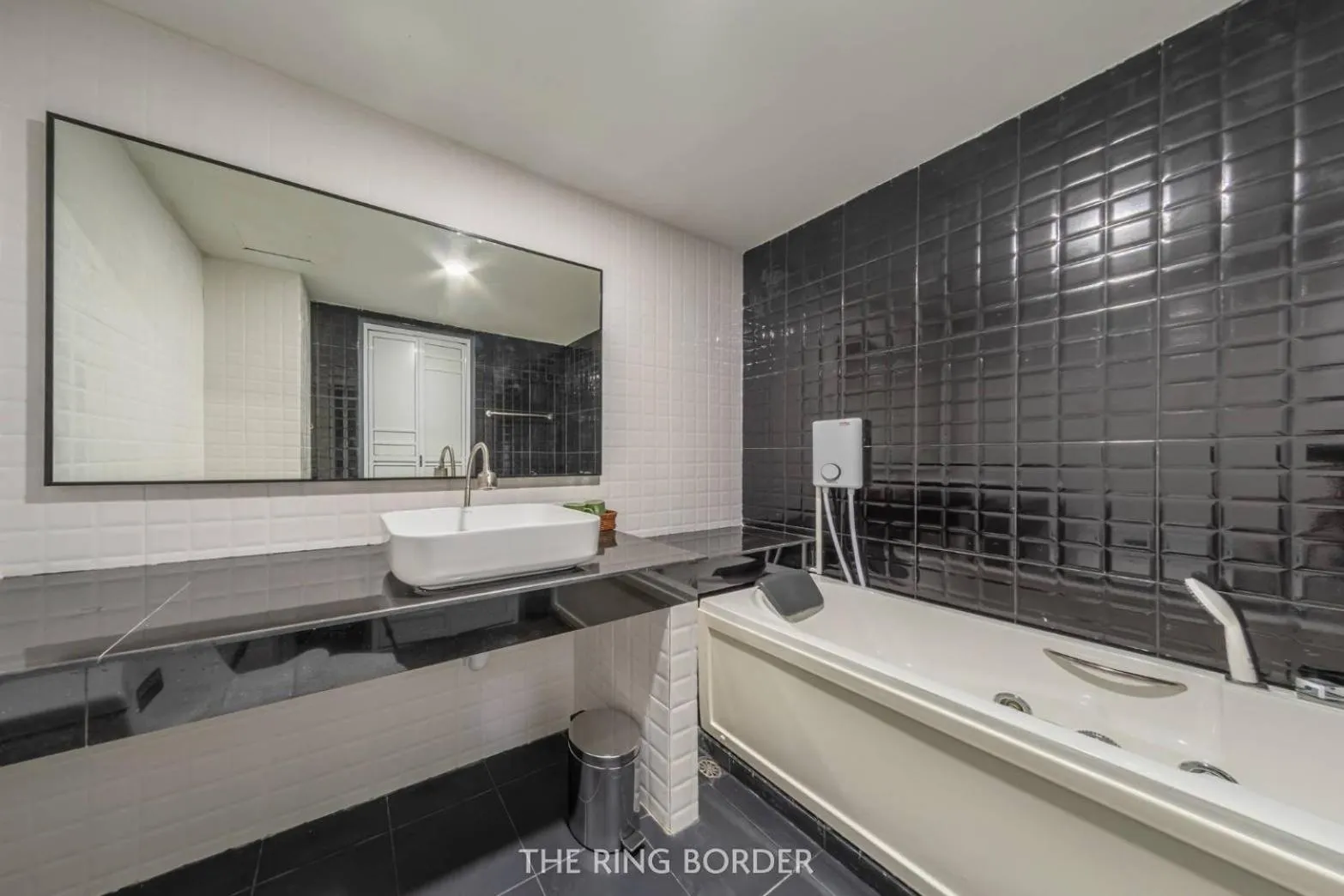 Bathroom in The Ring Border