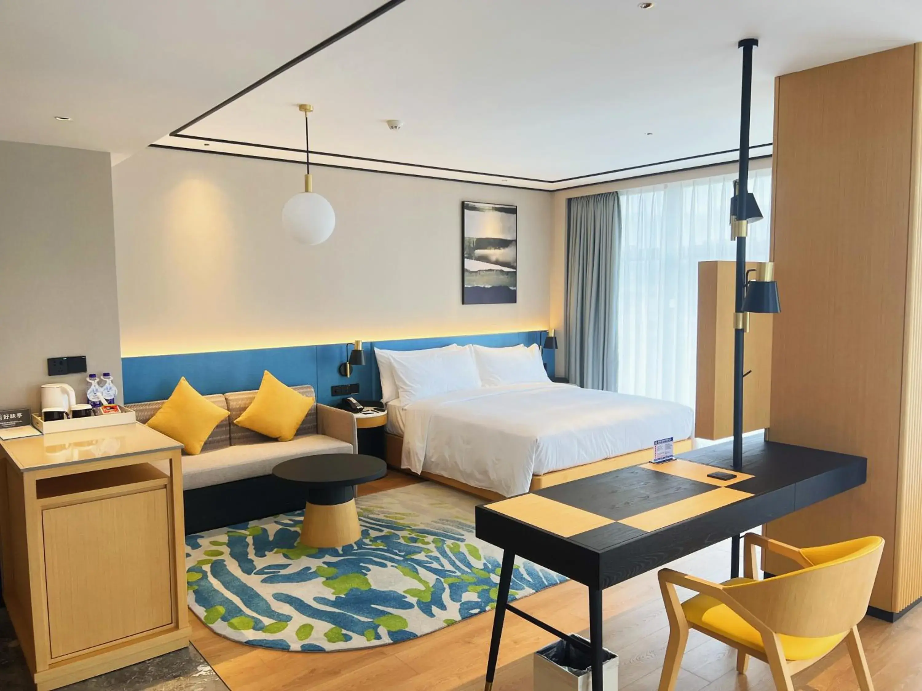 Seating area, Bed in Hilton Garden Inn Huzhou Anji Phoenix Mountain Seating area, Bed in Hilton Garden Inn Huzhou Anji Phoenix Mountain