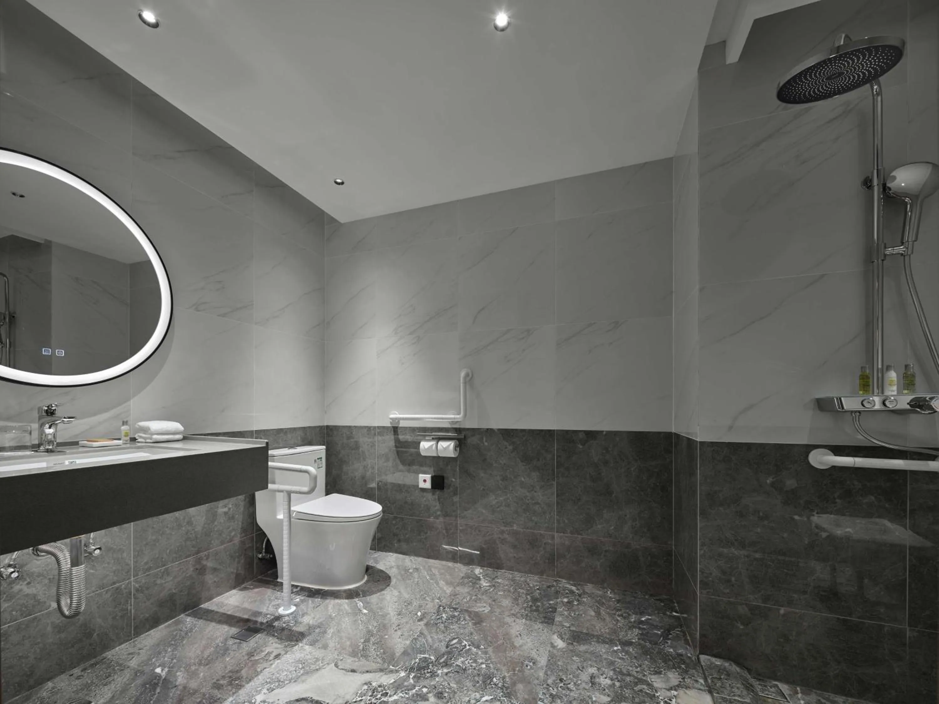 Bathroom in Hilton Garden Inn Huzhou Anji Phoenix Mountain