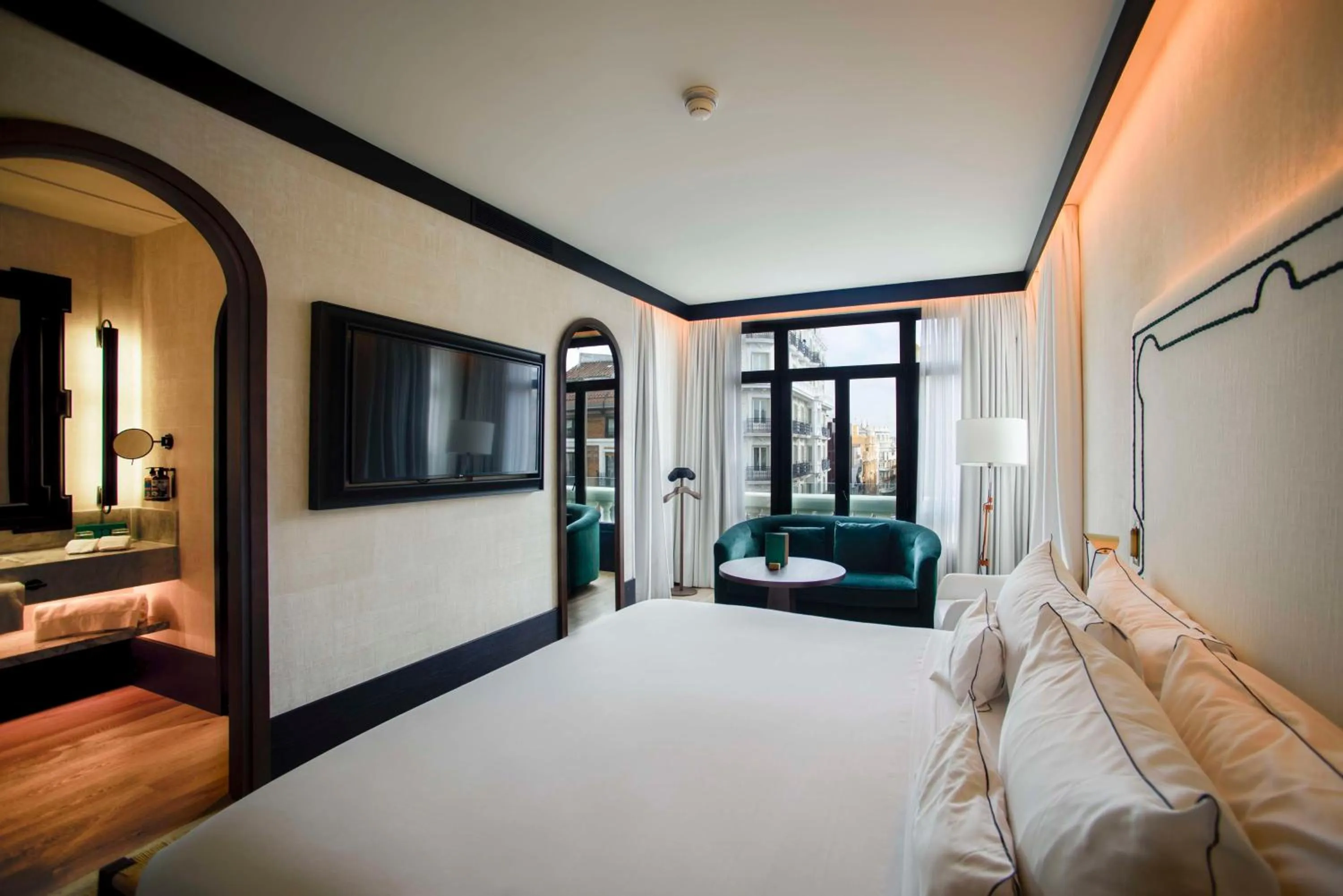 Photo of the whole room, Bed in Hotel Montera Madrid, Curio Collection By Hilton