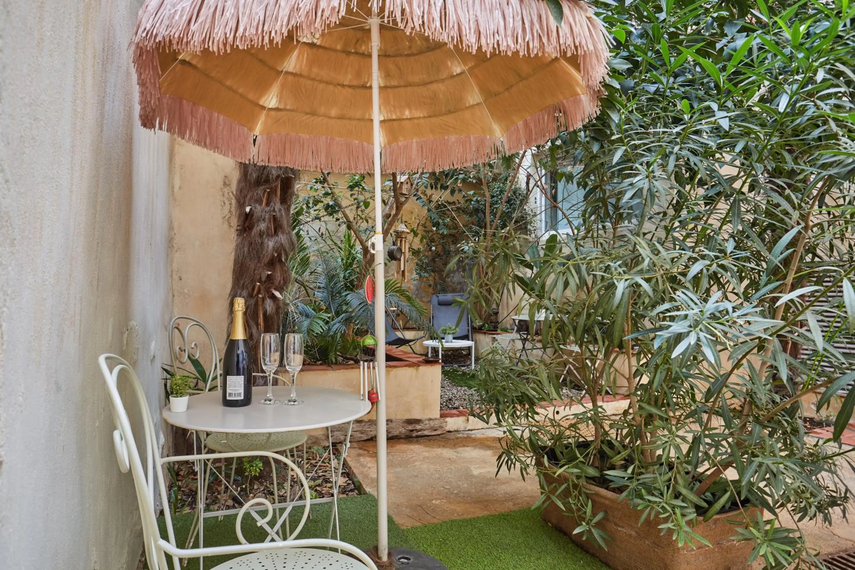 Appart Aix sauna jacuzzi balneo spa privatifs hyper centre historique cour intérieur