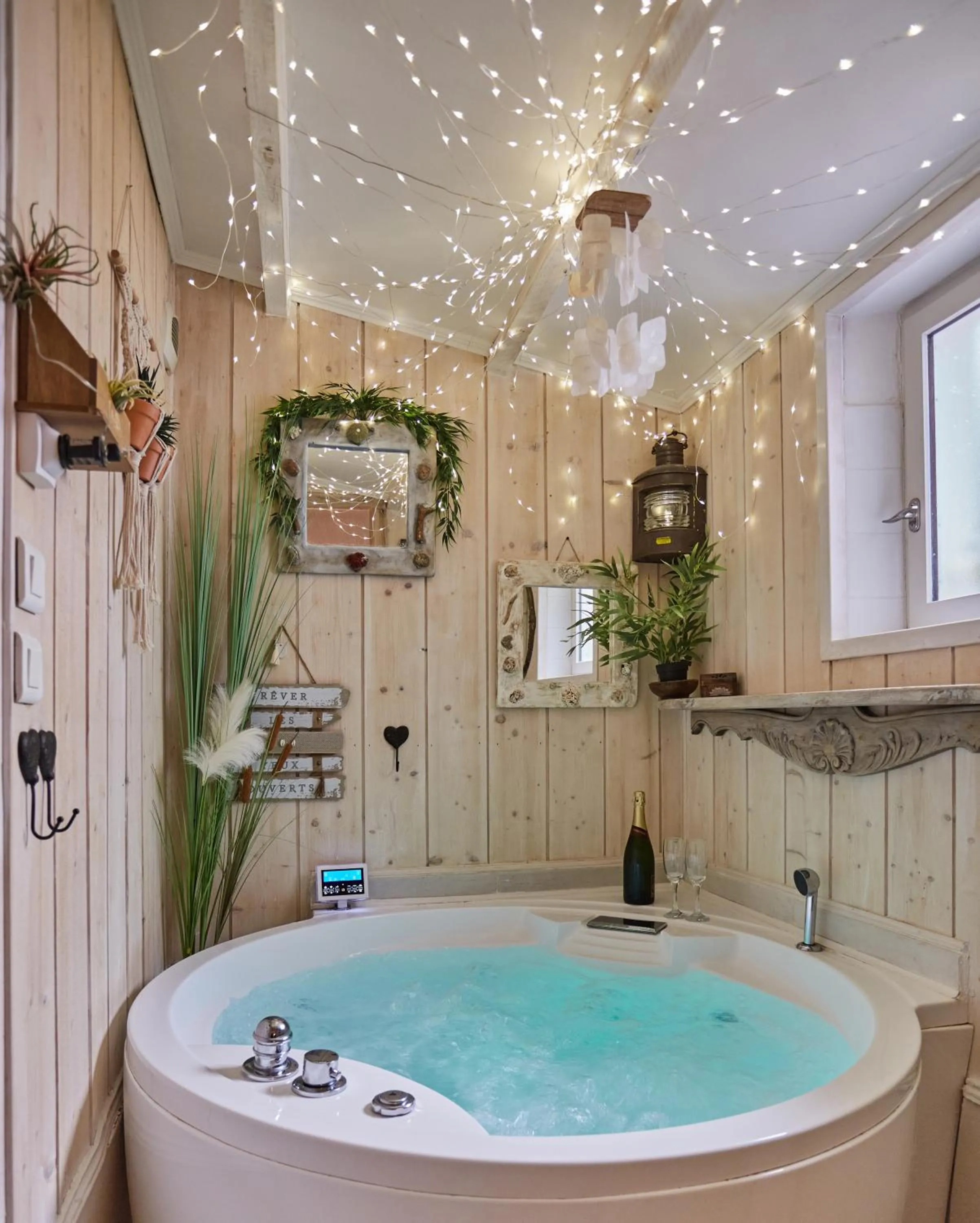 Hot Tub in Appart Aix sauna jacuzzi balneo spa privatifs hyper centre historique cour intérieur