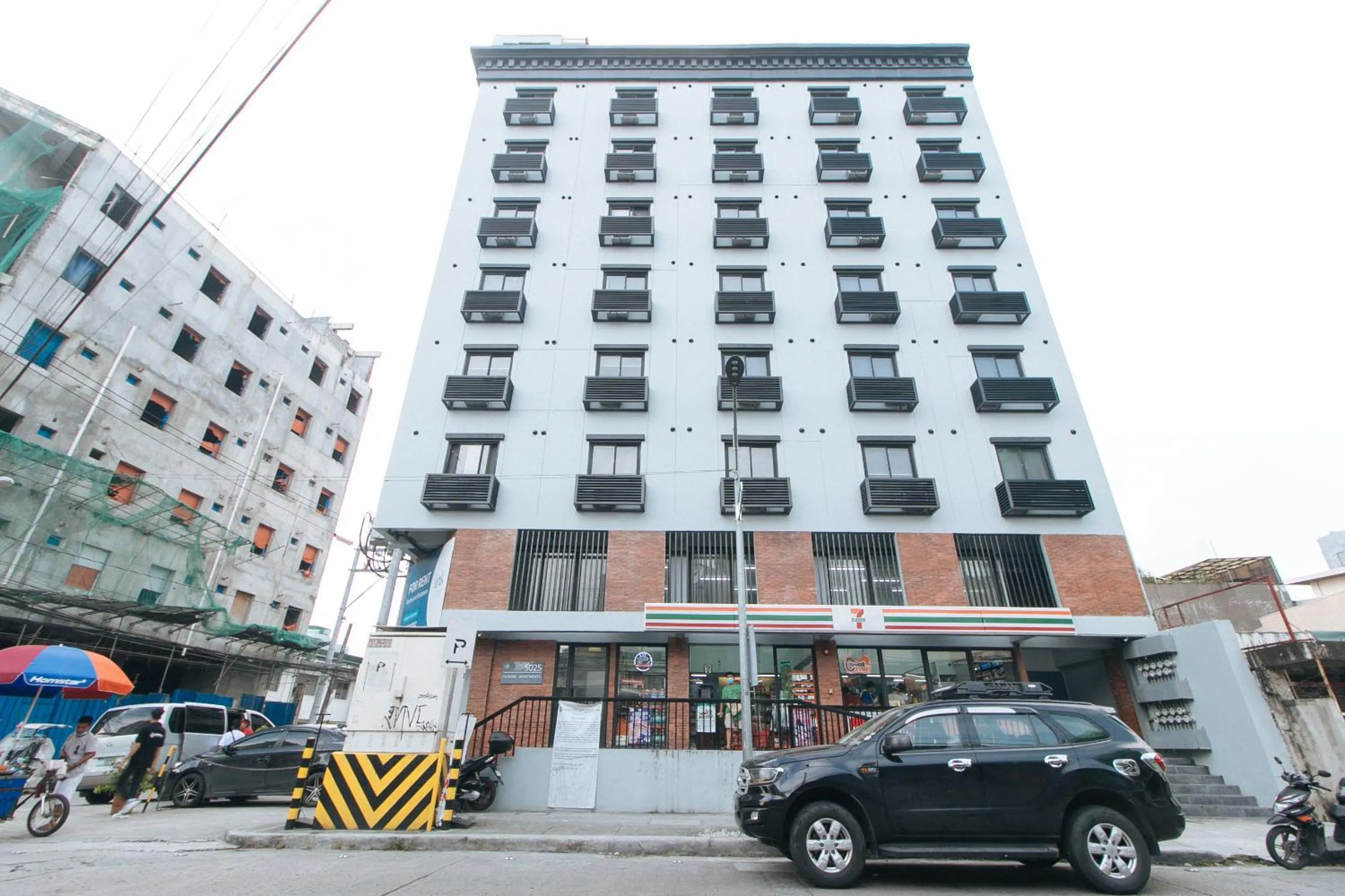 Property building in Filmore Suites Makati by RedDoorz