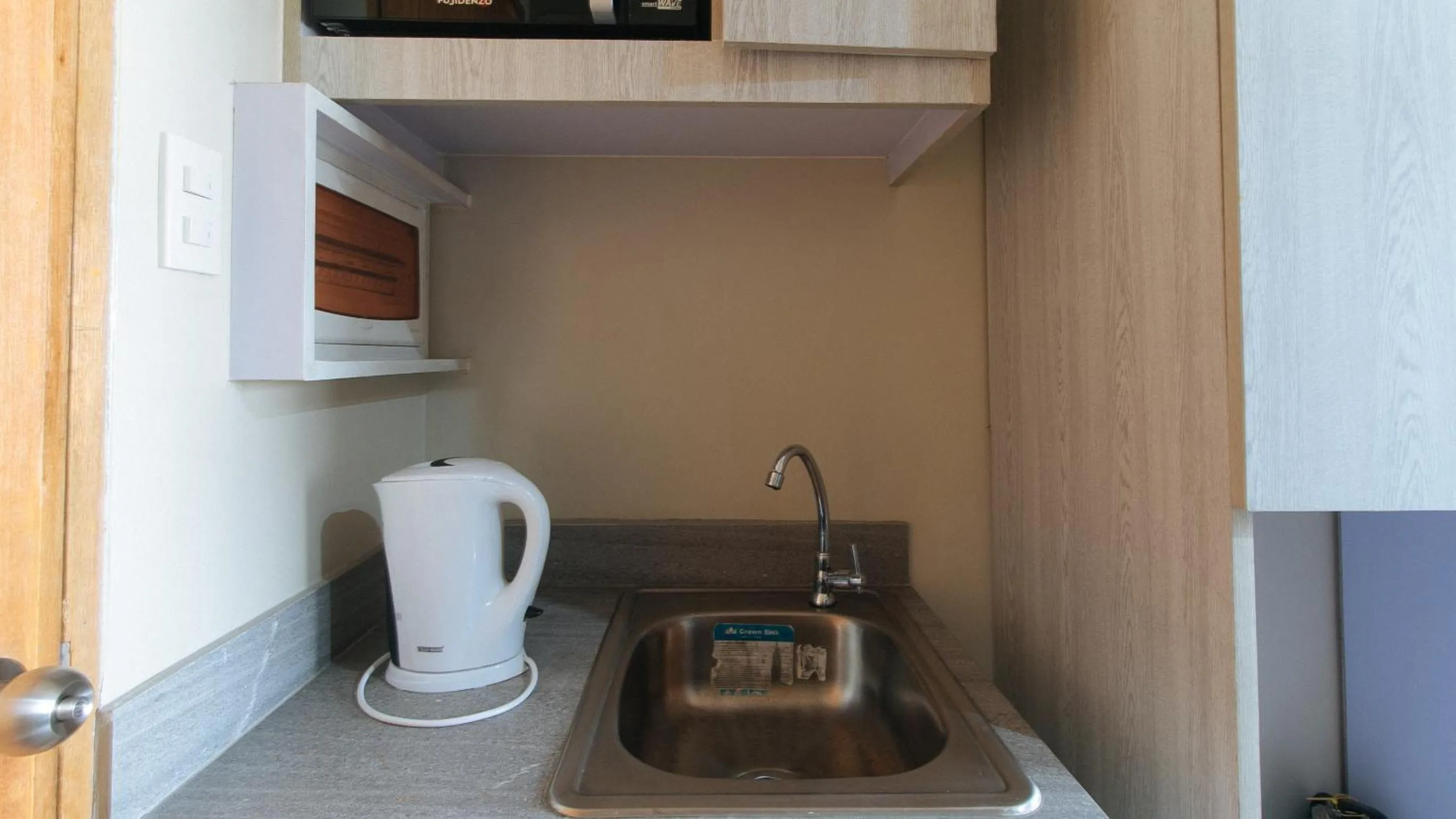 Kitchen or kitchenette in Filmore Suites Makati by RedDoorz