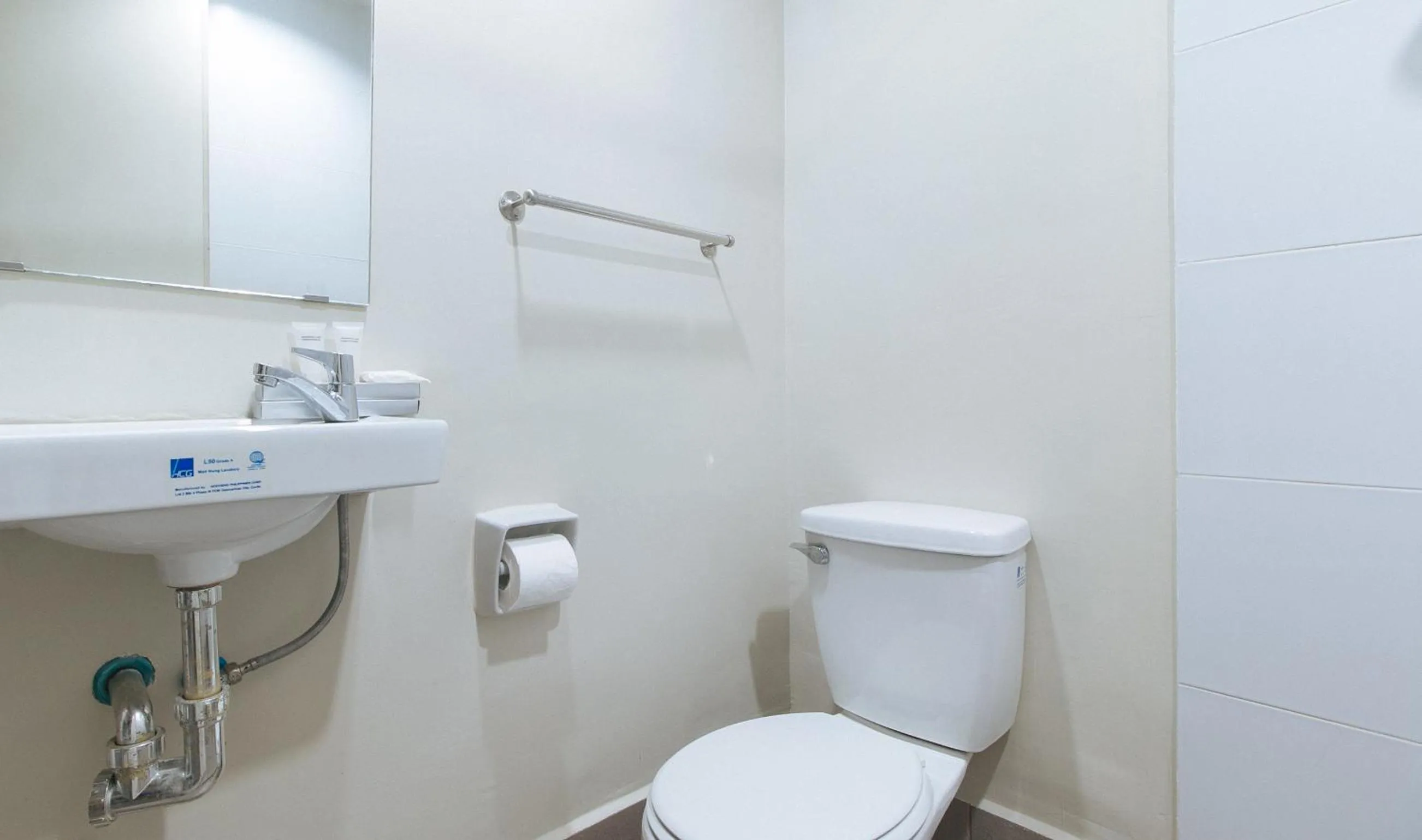 Shower in Filmore Suites Makati by RedDoorz