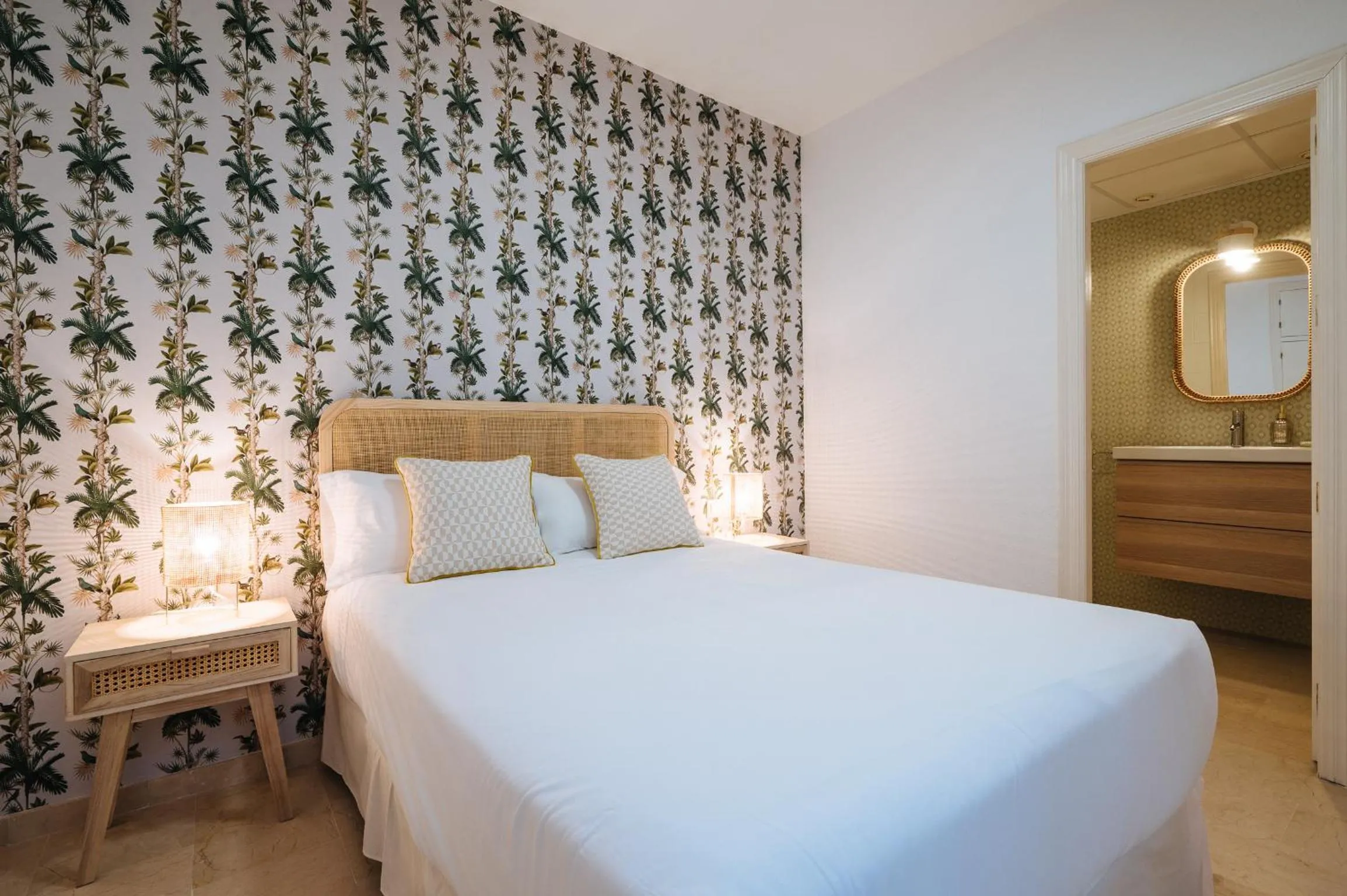 Bedroom, Bed in Lirio Suite Apartment - Private Parking included