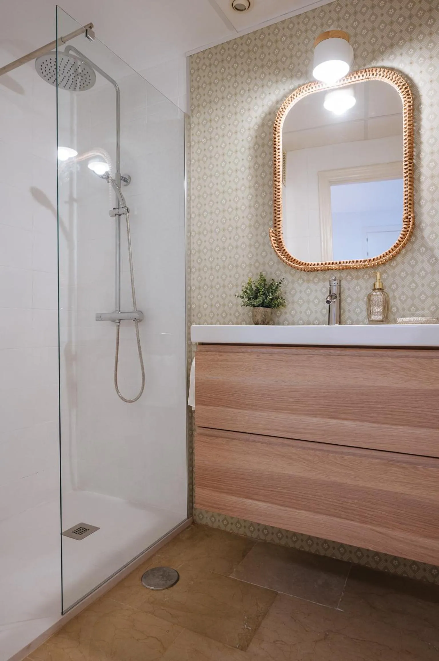 Shower in Lirio Suite Apartment - Private Parking included