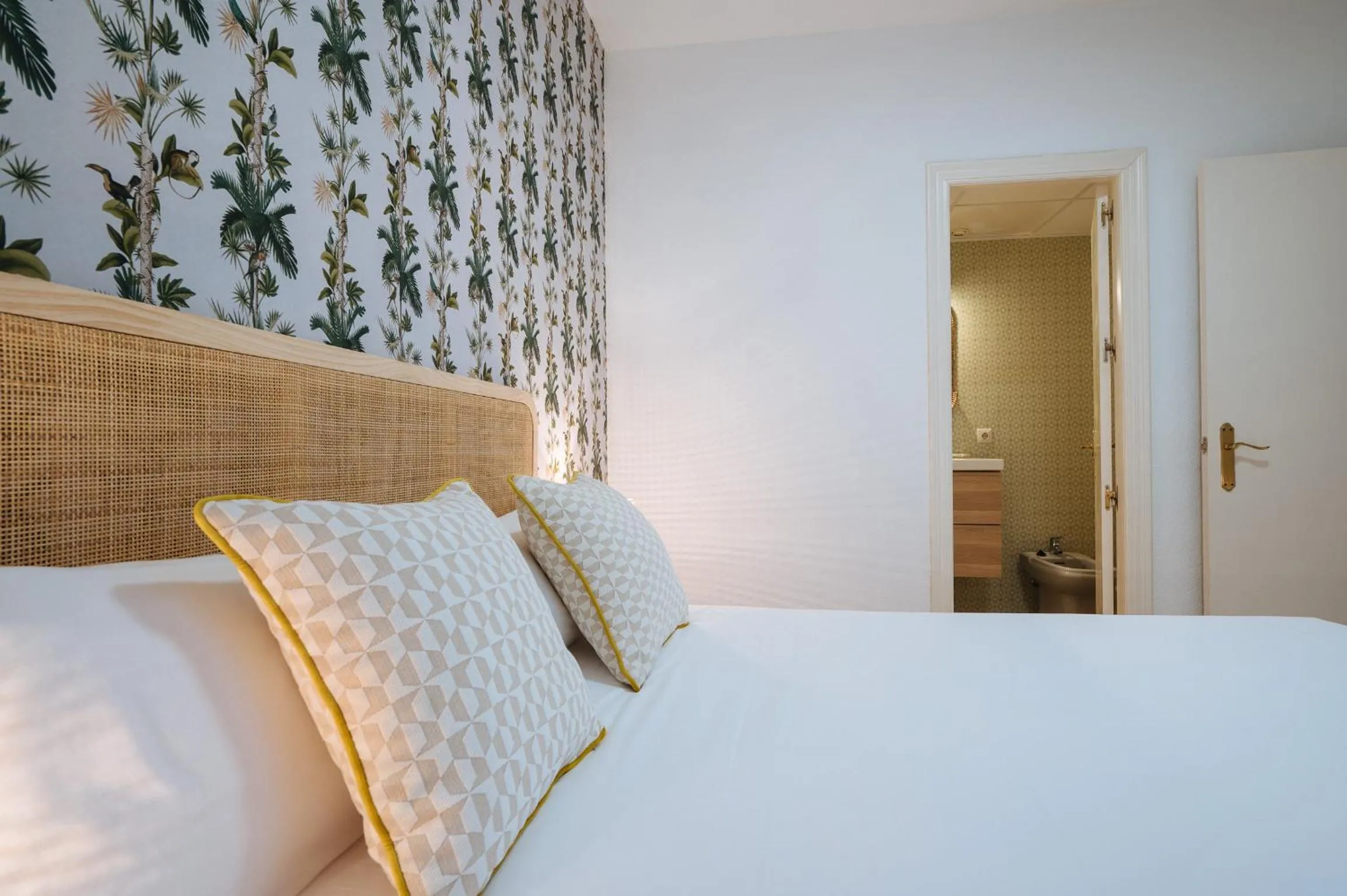 Bedroom, Bed in Lirio Suite Apartment - Private Parking included