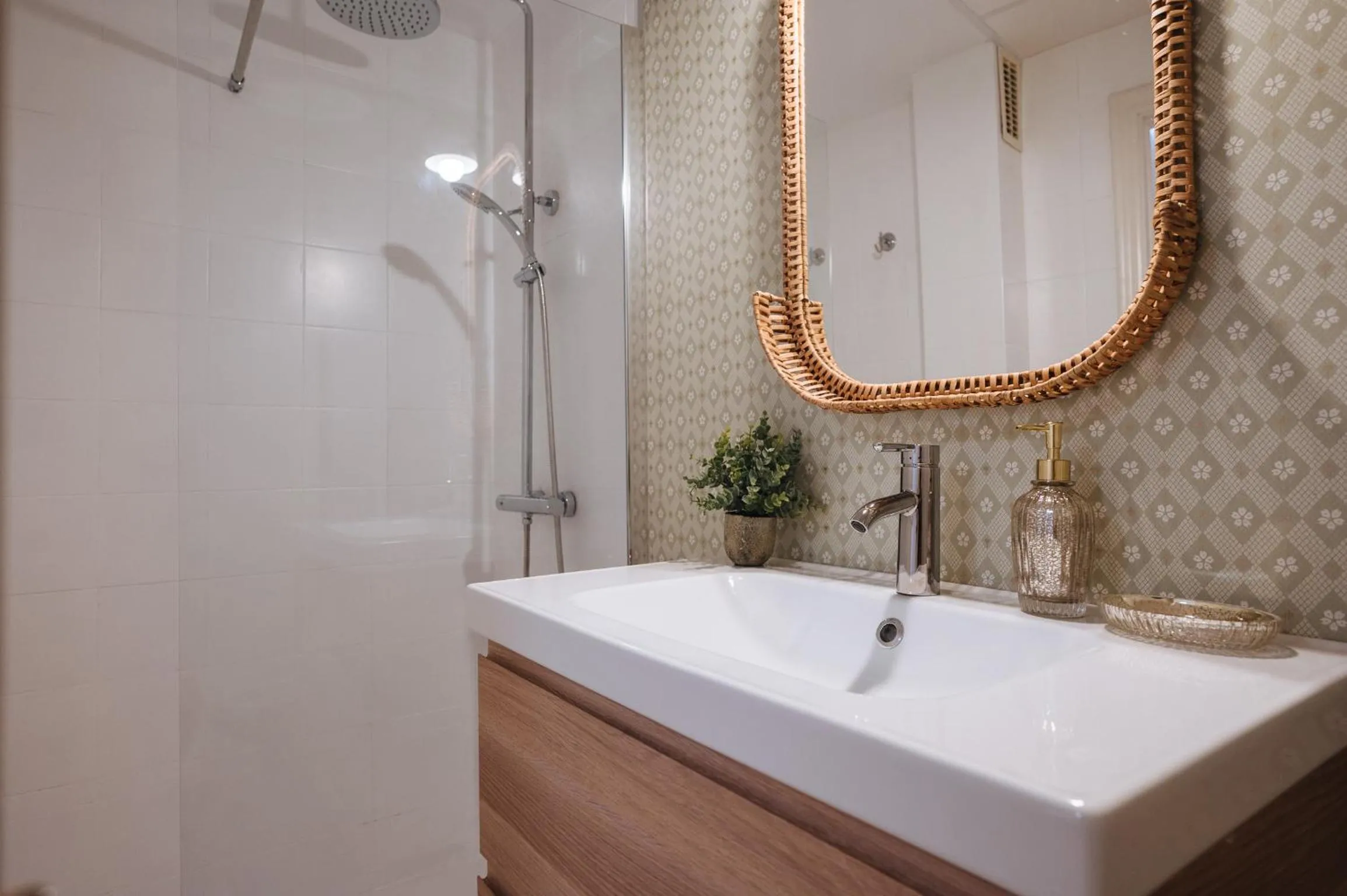 Shower in Lirio Suite Apartment - Private Parking included