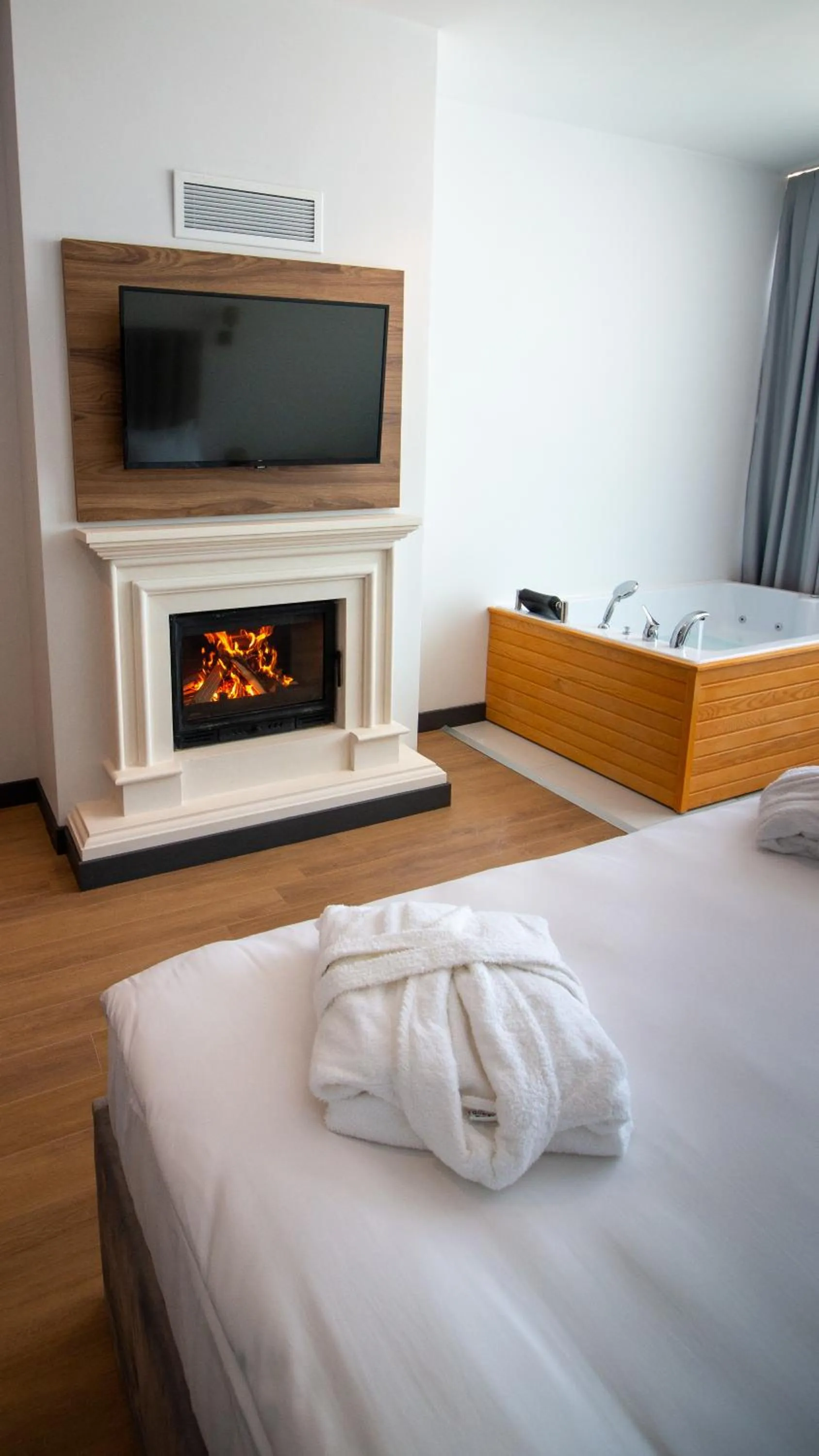 TV and multimedia, Bed in Lake Life Hotel