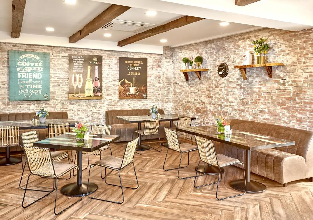 Restaurant/places to eat in TAG Resort