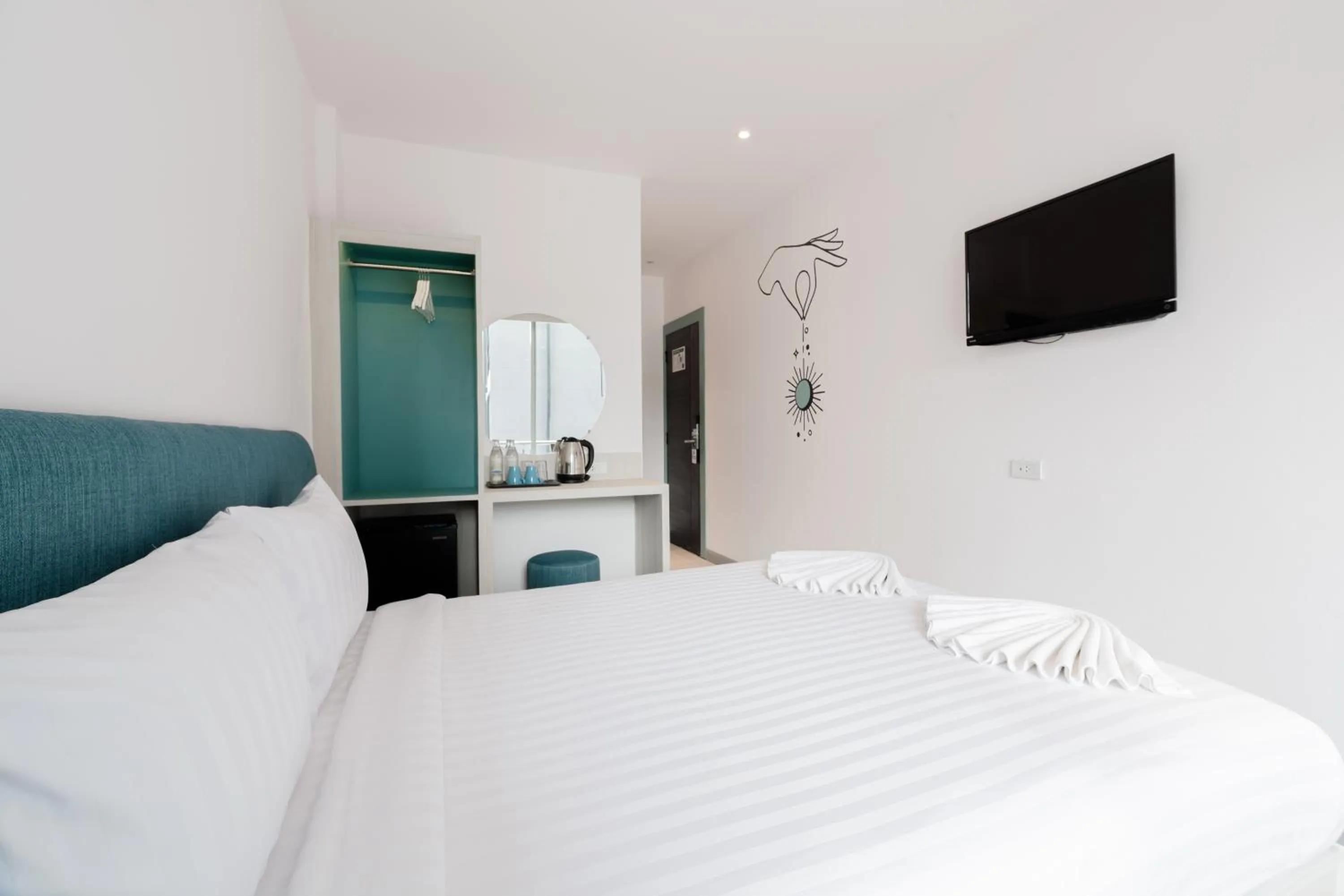 Bedroom, Bed in Moon Budget Hotel