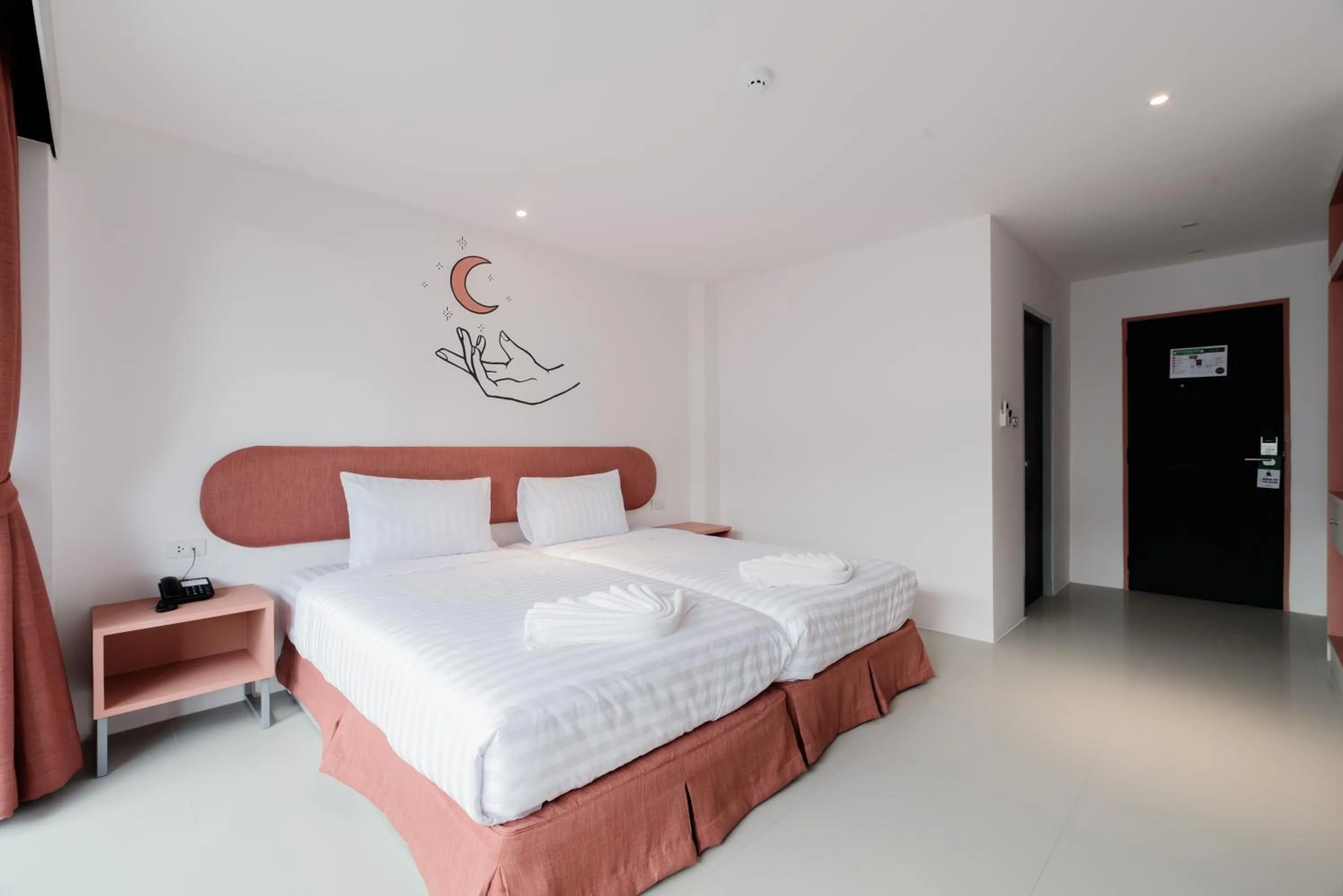 Property building, Bed in Moon Budget Hotel