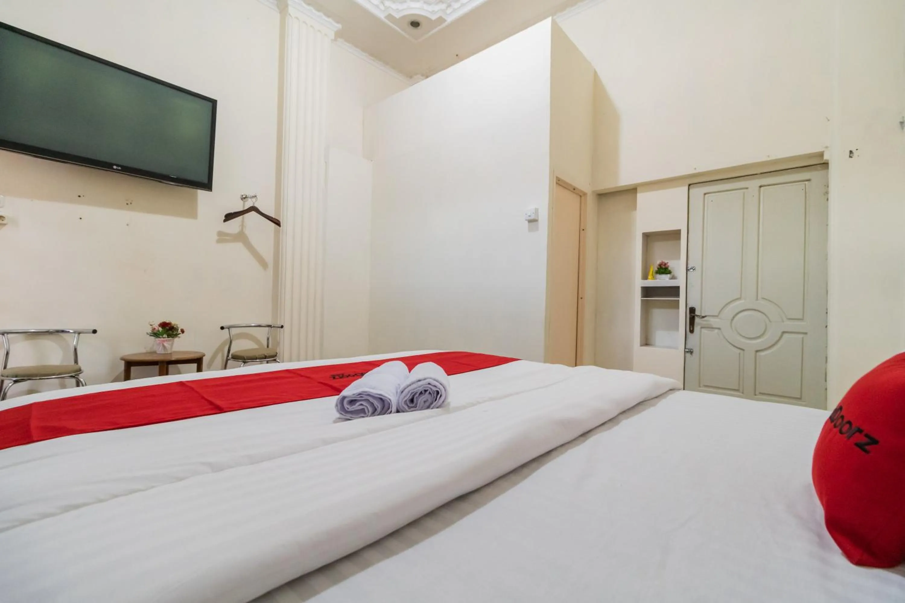 Bedroom, Bed in RedDoorz Syariah near Pasar Aur Kuning