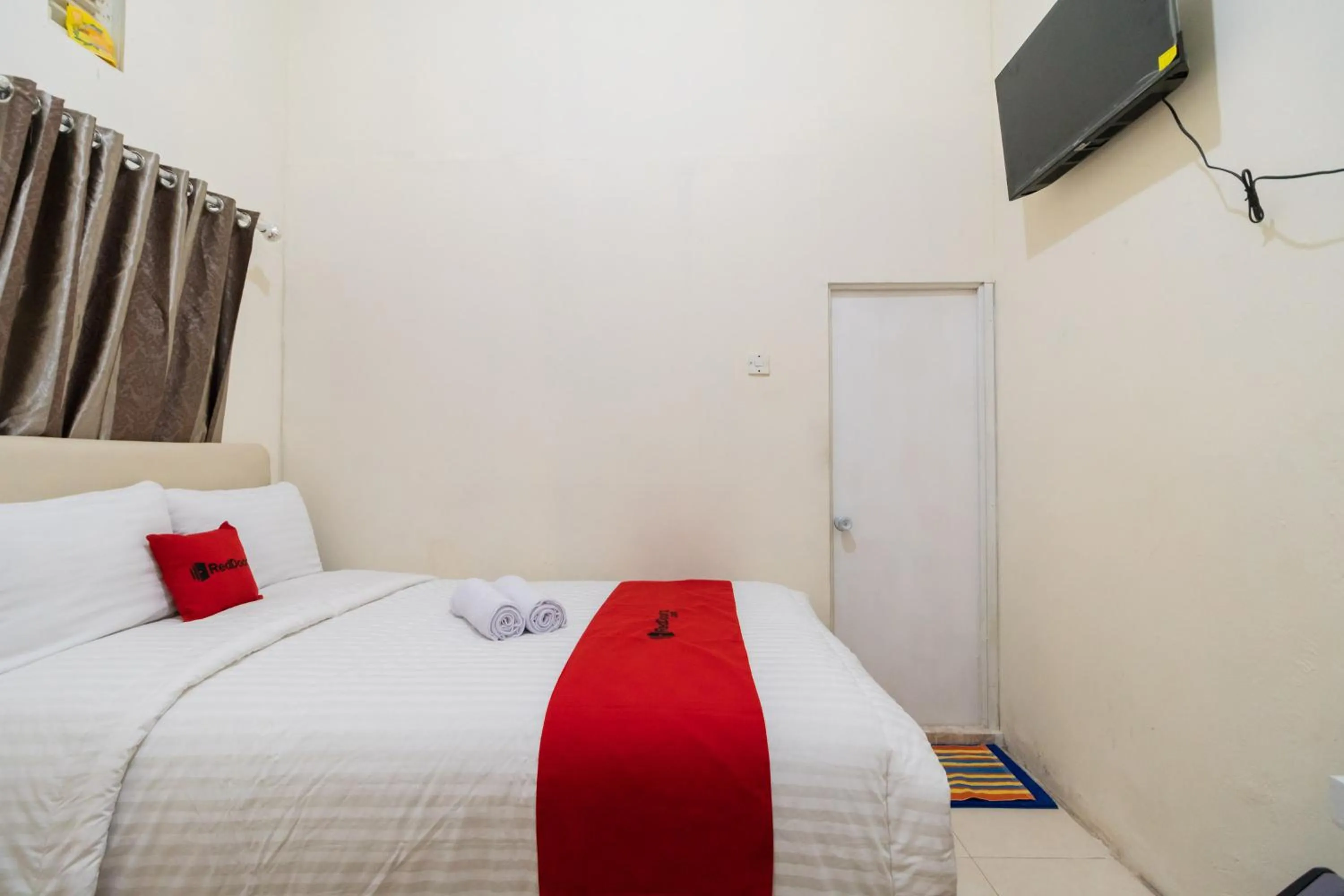 Bedroom, Bed in RedDoorz Syariah near Pasar Aur Kuning