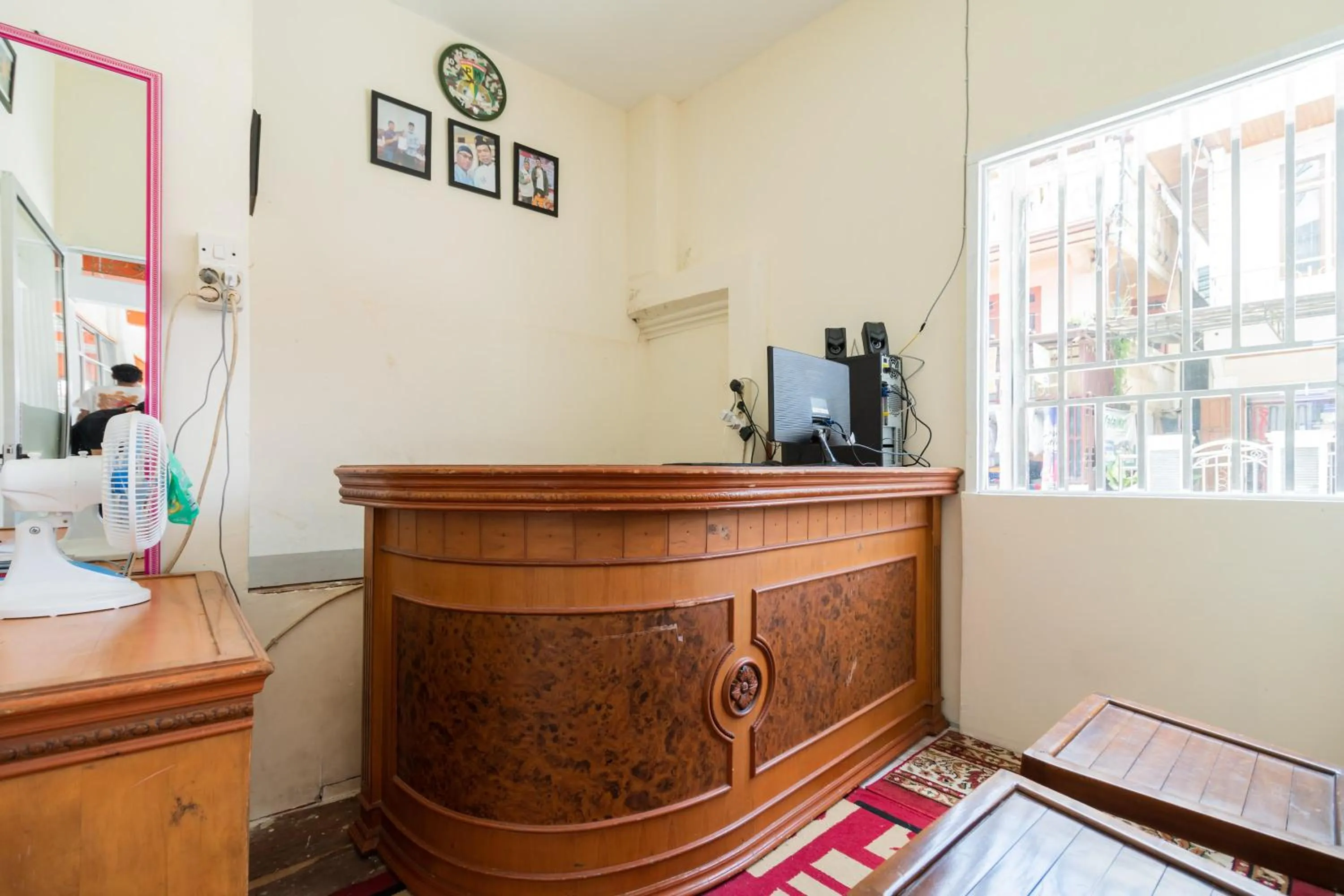 Lobby or reception in RedDoorz Syariah near Pasar Aur Kuning