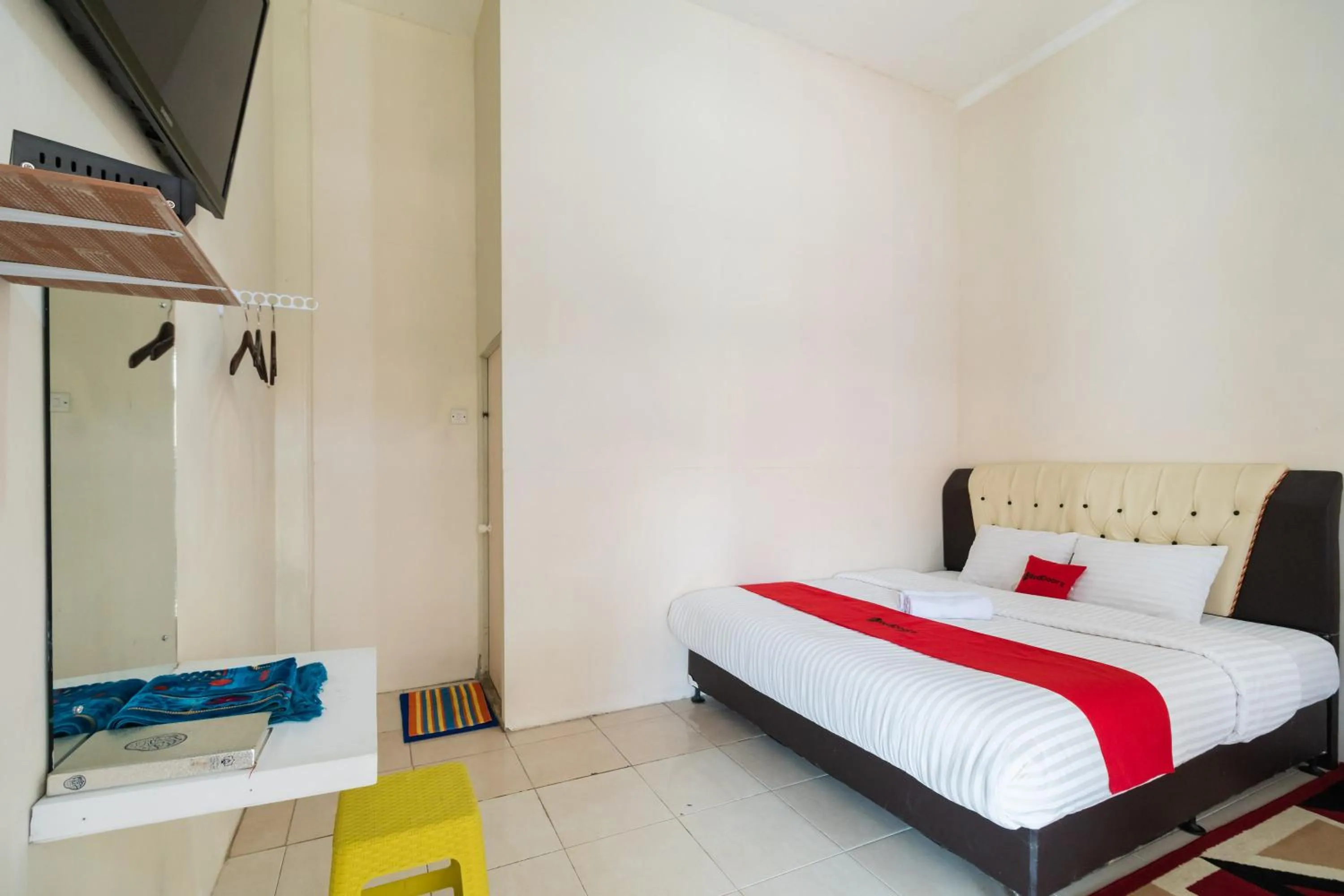 Bedroom, Bed in RedDoorz Syariah near Pasar Aur Kuning