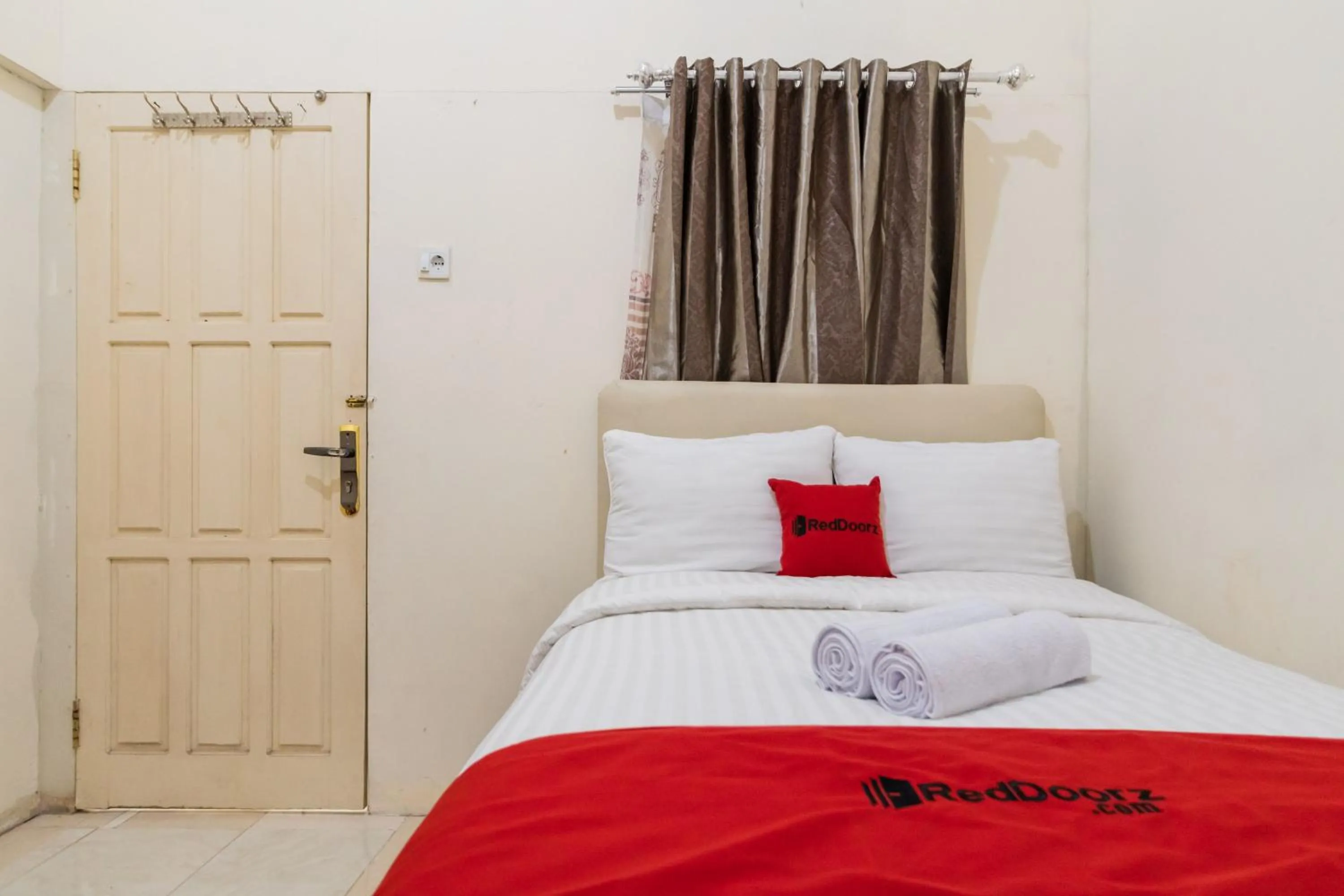 Bedroom, Bed in RedDoorz Syariah near Pasar Aur Kuning