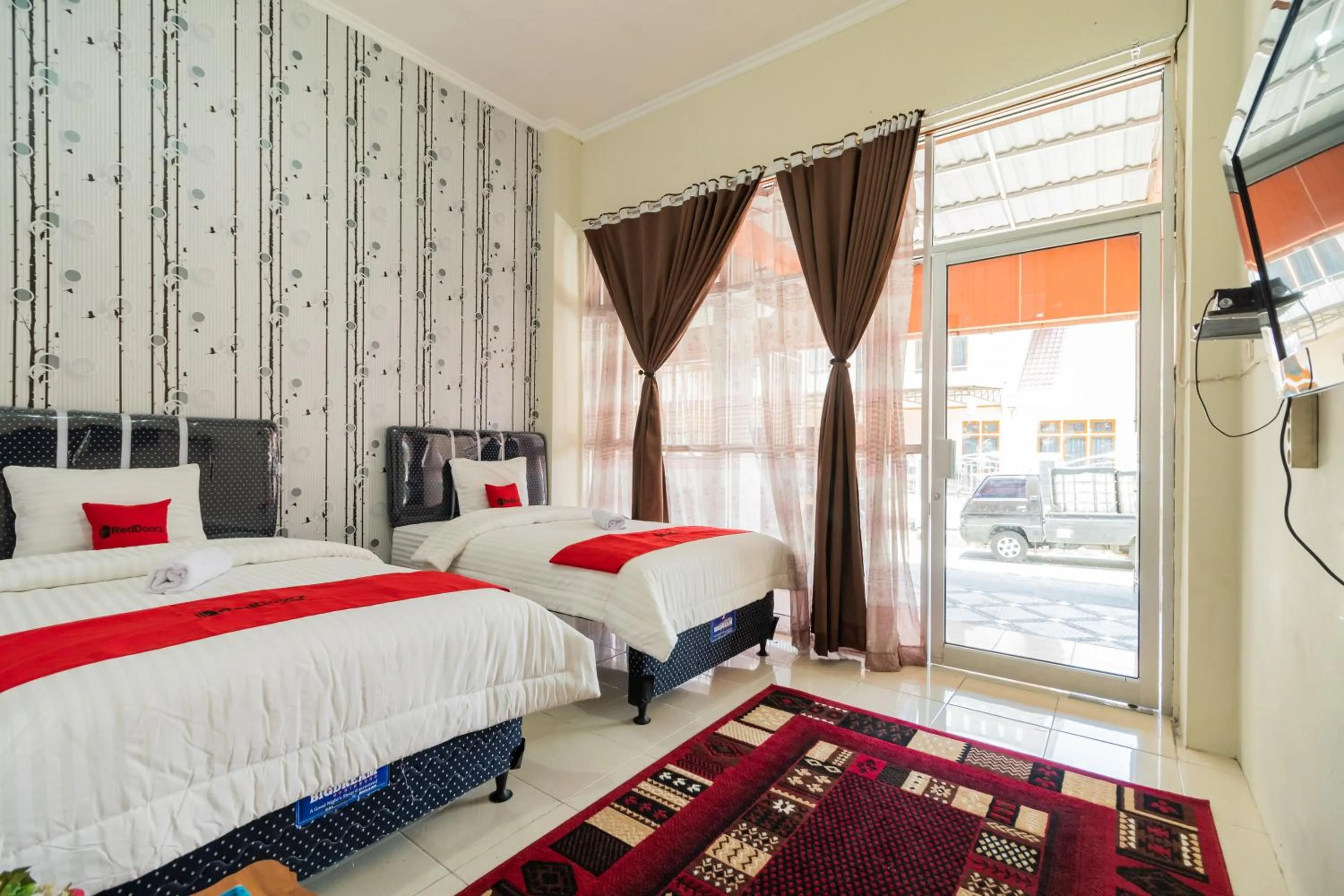 Bedroom, Bed in RedDoorz Syariah near Pasar Aur Kuning