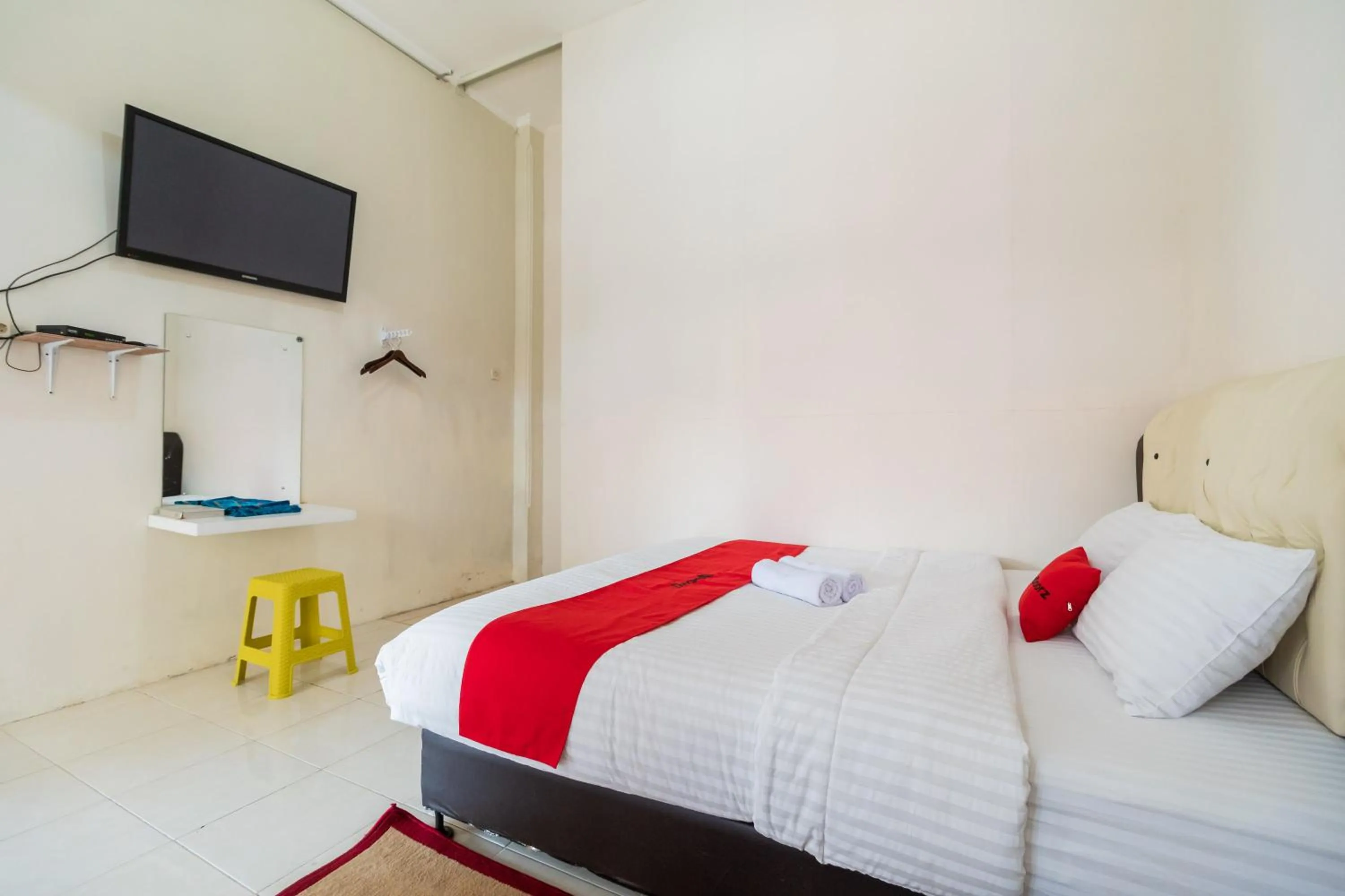 Bedroom, Bed in RedDoorz Syariah near Pasar Aur Kuning