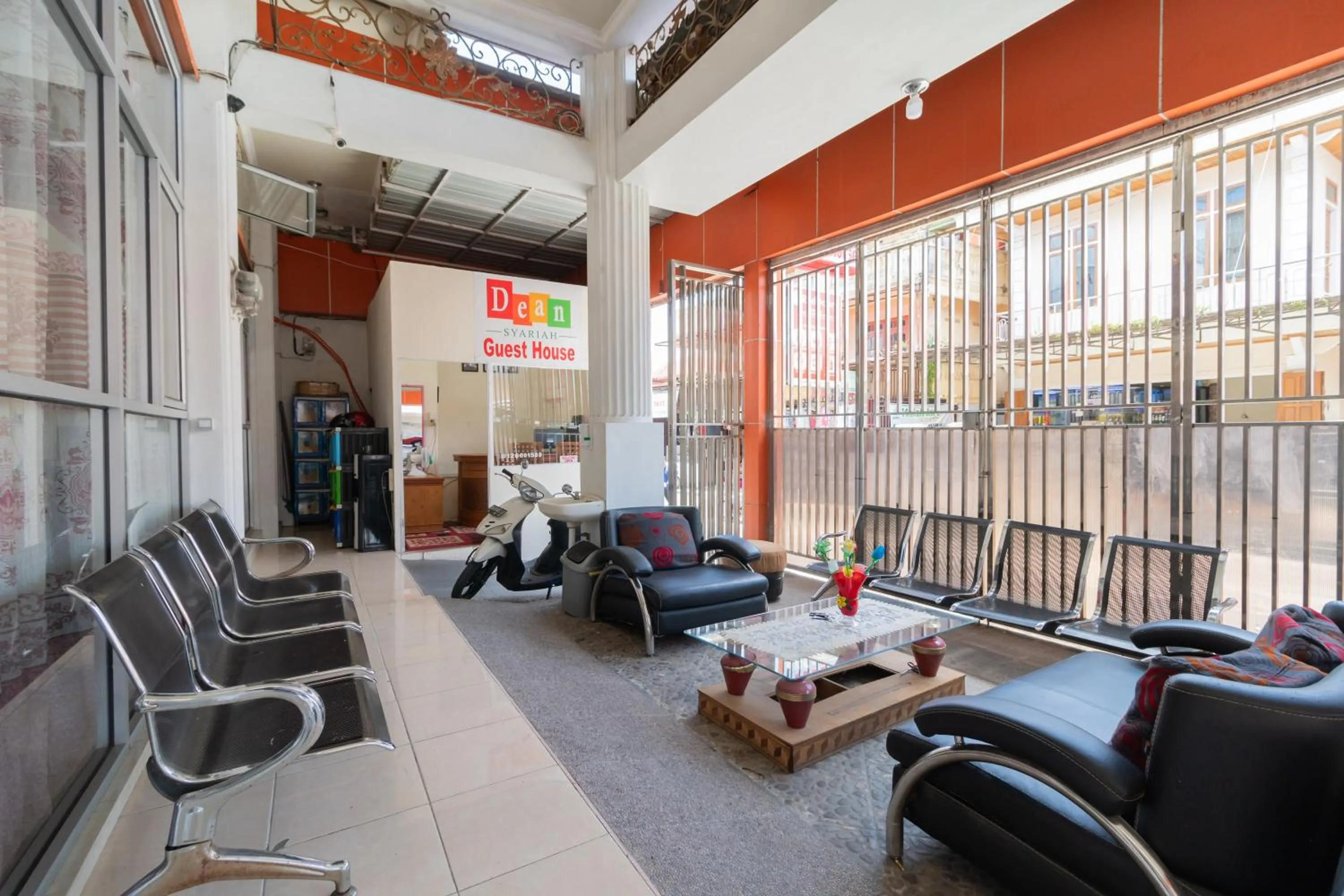 Living room in RedDoorz Syariah near Pasar Aur Kuning