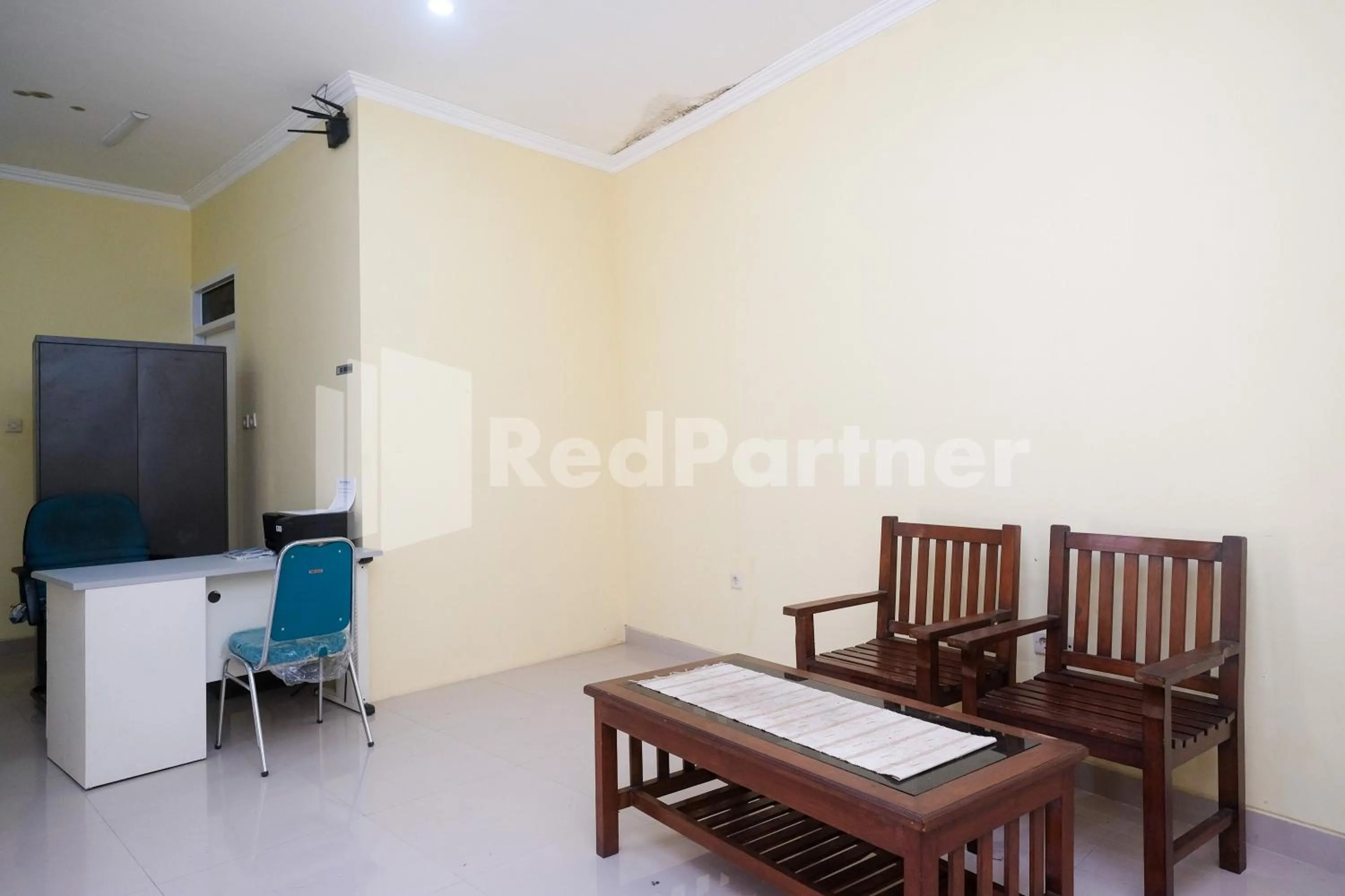 Seating area in Wisma Garuda Syariah Condoongcatur Mitra RedDoorz