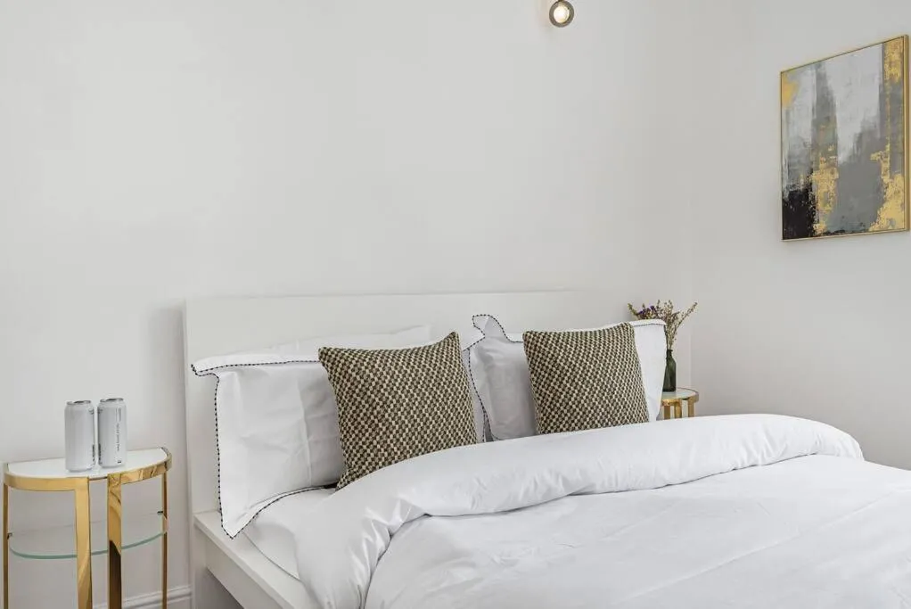 Bed in Lady on the Lane- 2 bed Primrose Hill