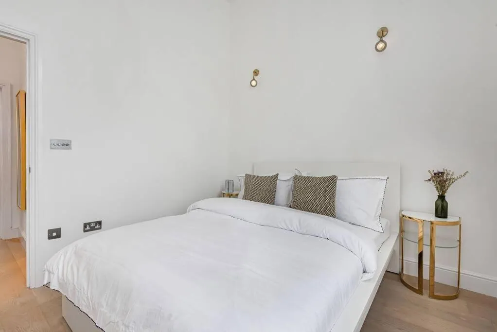 Bed in Lady on the Lane- 2 bed Primrose Hill