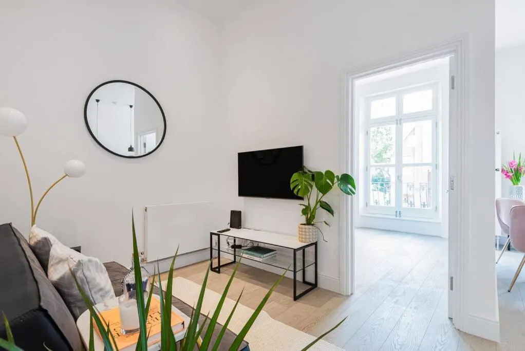 Lady on the Lane- 2 bed Primrose Hill