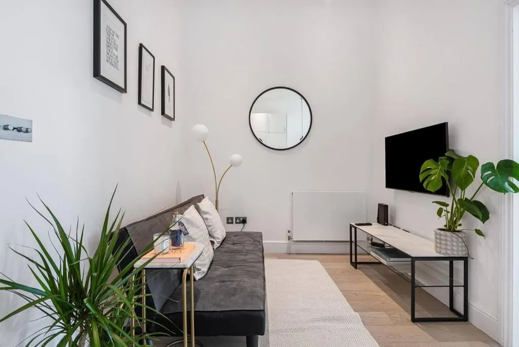 Lady on the Lane- 2 bed Primrose Hill