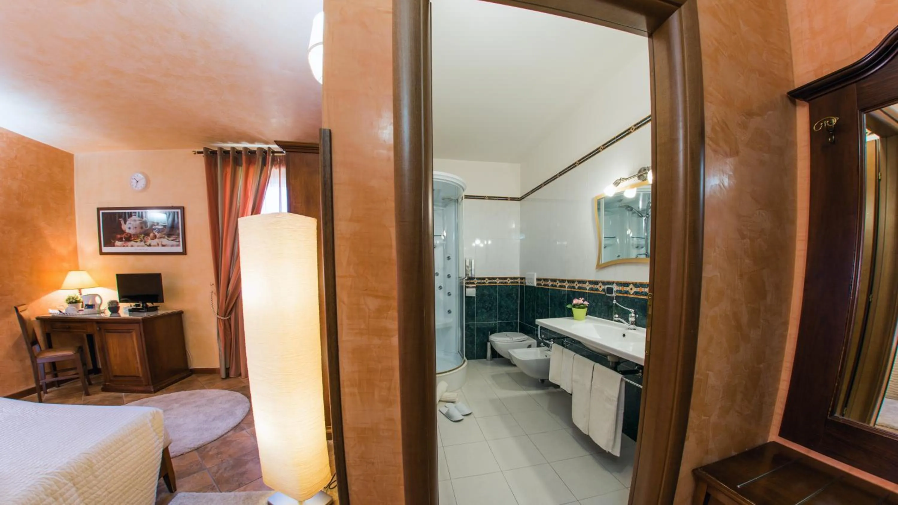 Bathroom, Bed in Hotel Al Ritrovo