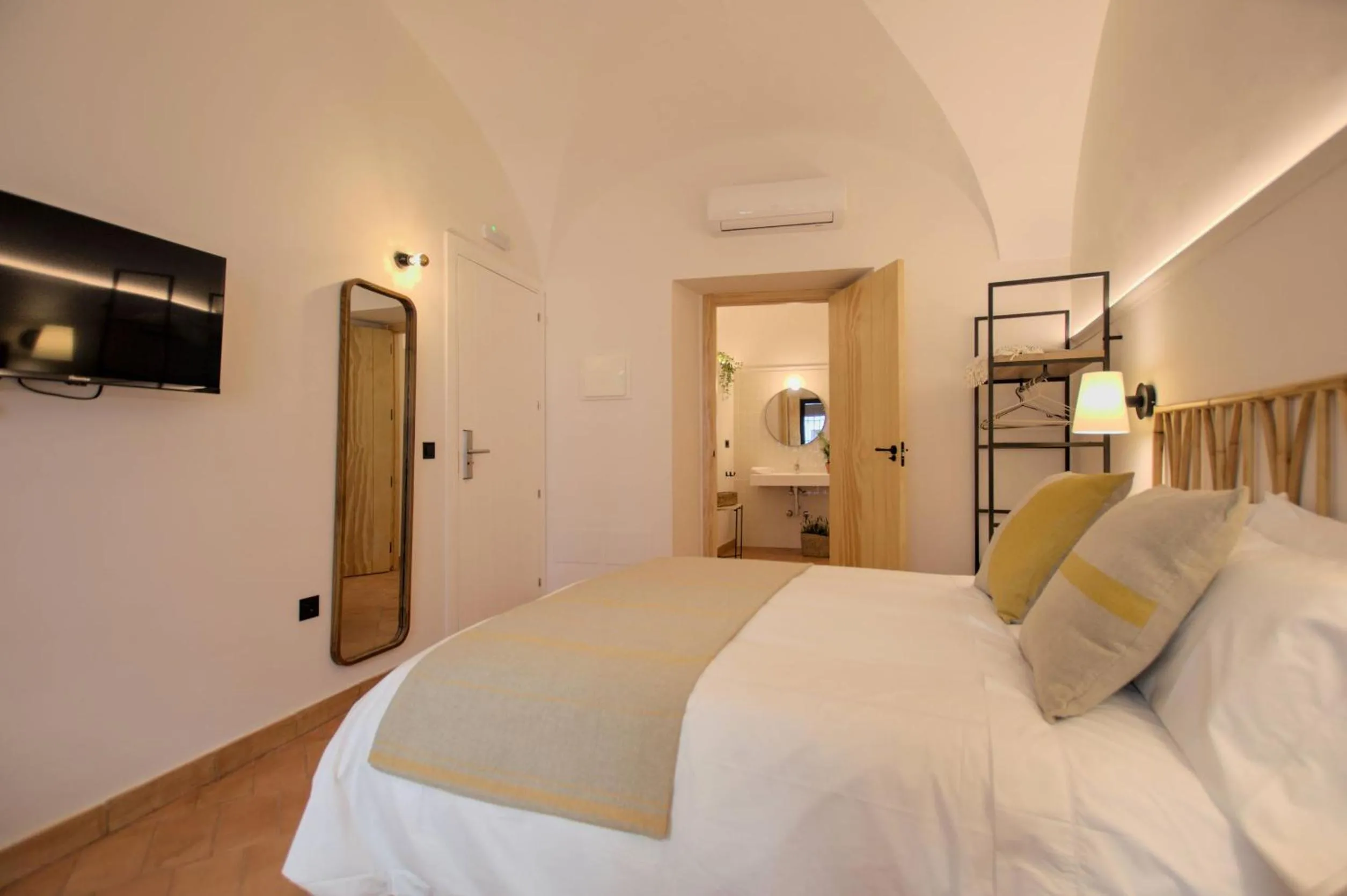 Bathroom, Bed in Hotel Casa Ernestina