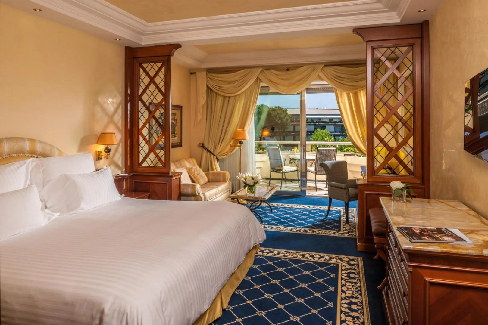 Bed in Rome Cavalieri, A Waldorf Astoria Hotel