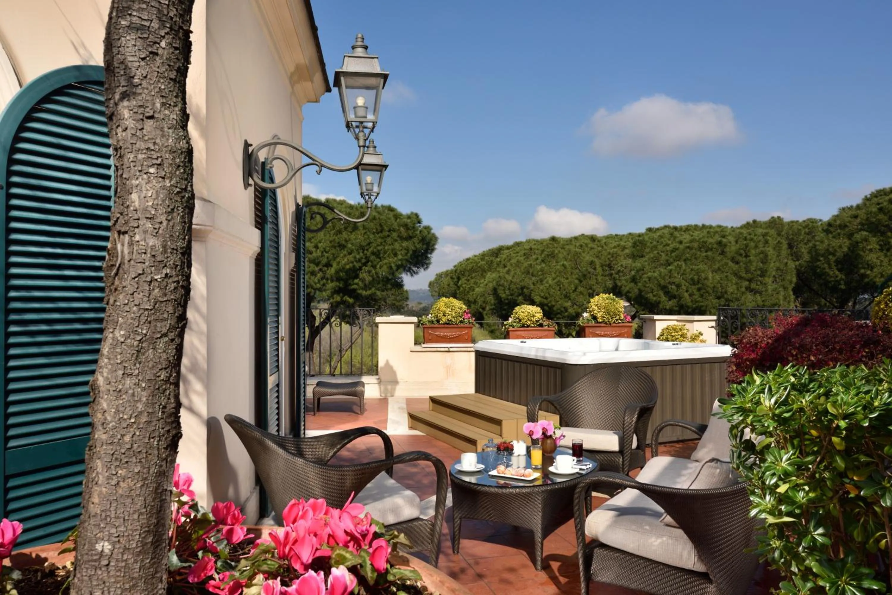 Patio in Hotel Splendide Royal - The Leading Hotels of the World