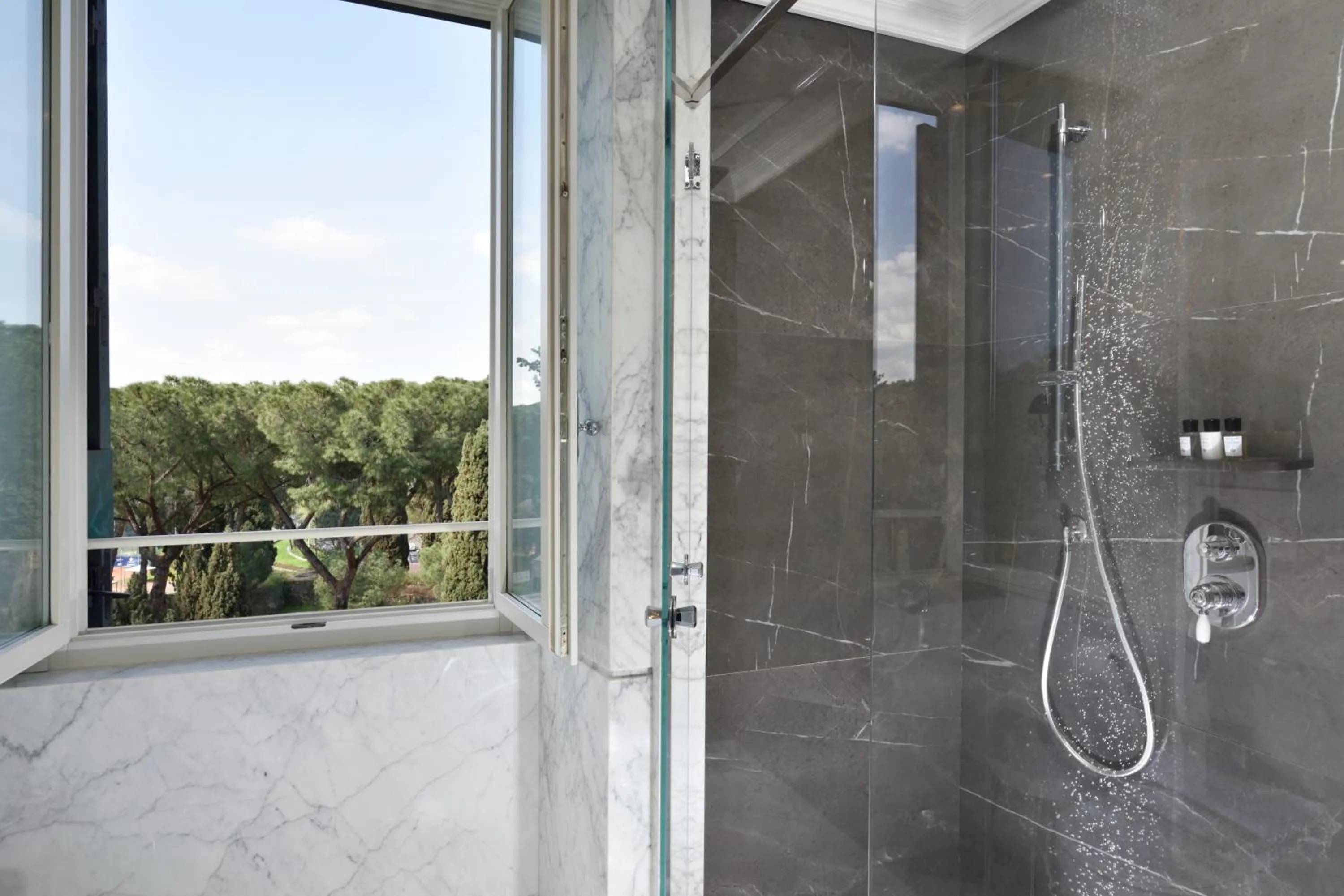 Shower in Hotel Splendide Royal - The Leading Hotels of the World