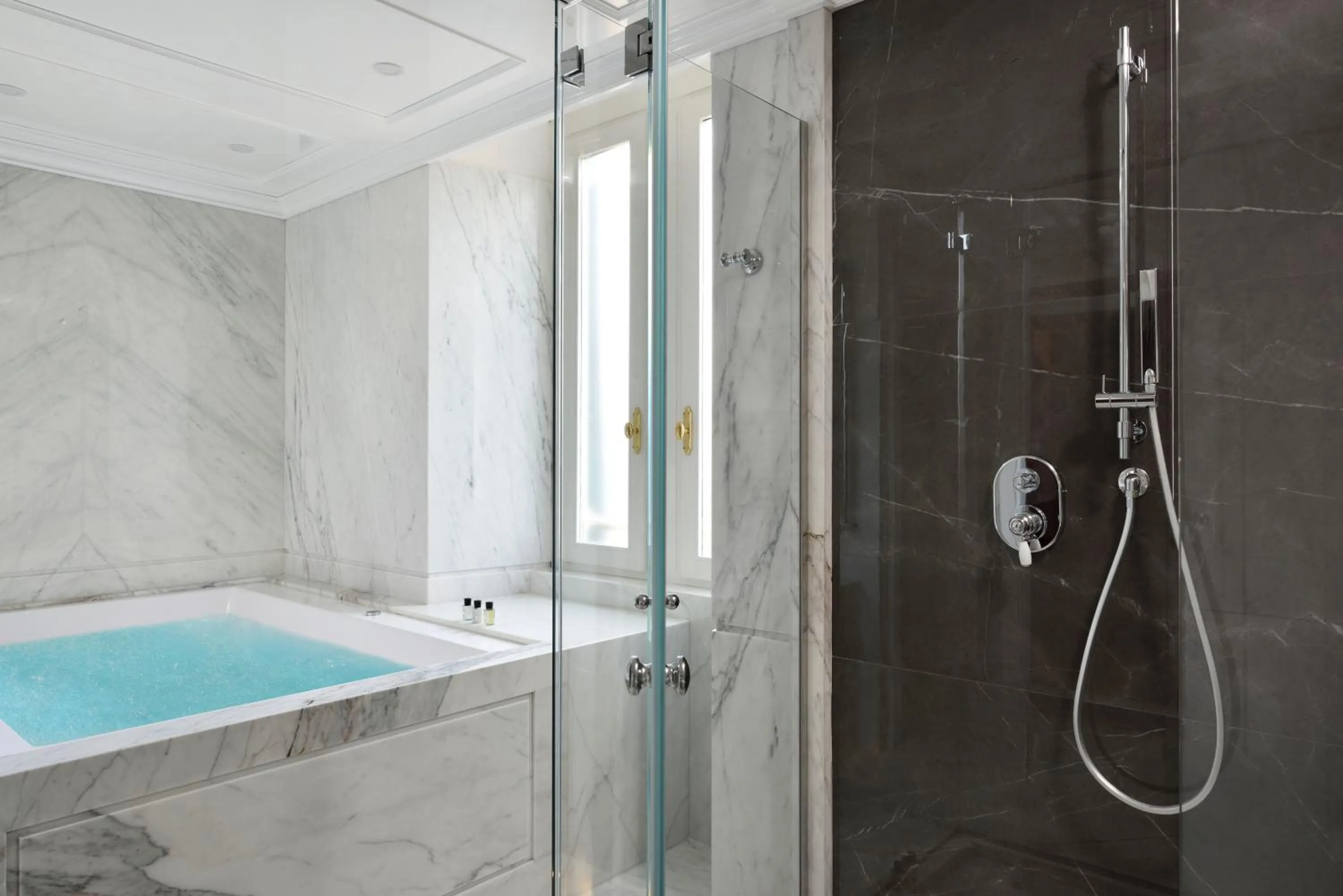 Shower in Hotel Splendide Royal - The Leading Hotels of the World