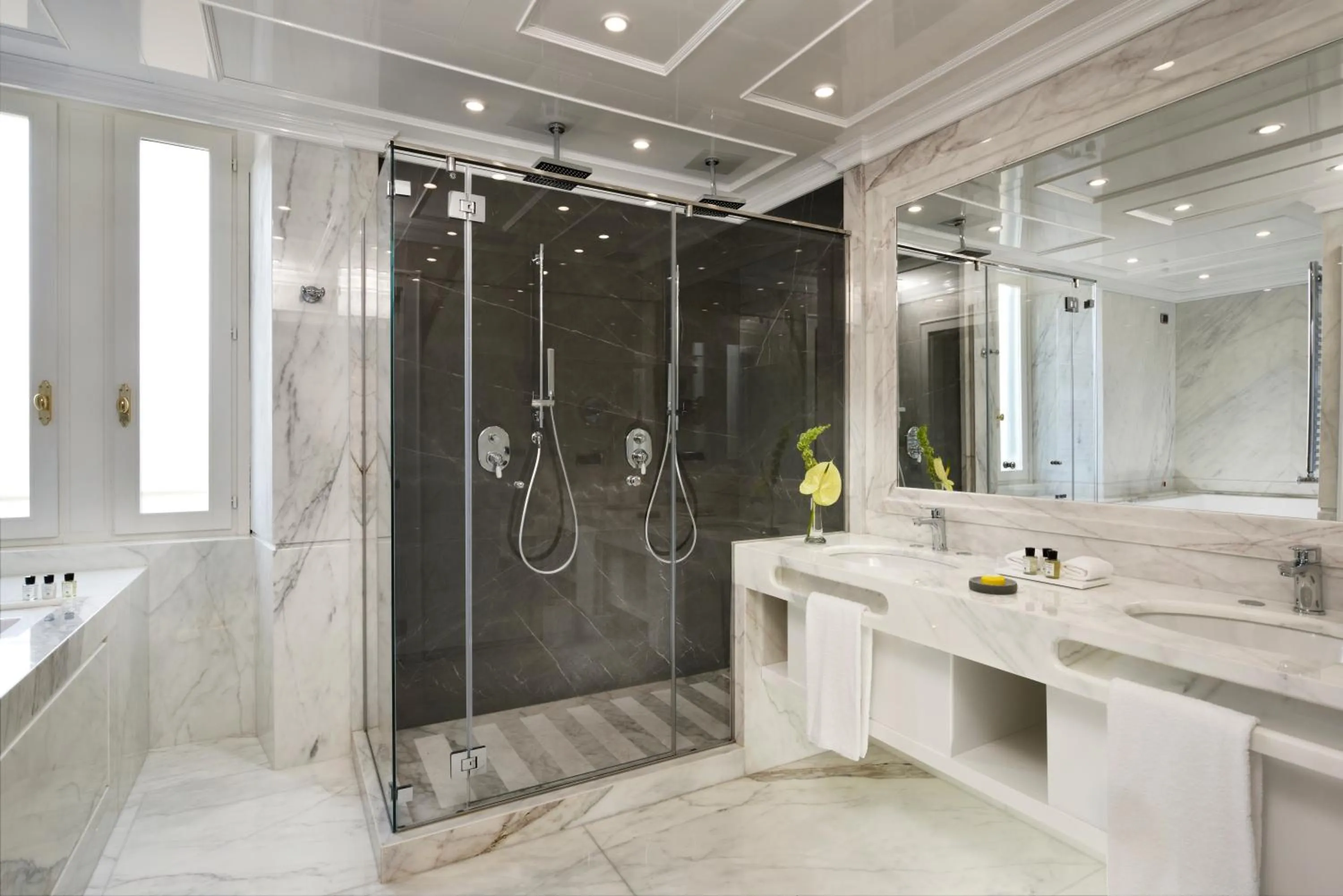 Shower in Hotel Splendide Royal - The Leading Hotels of the World