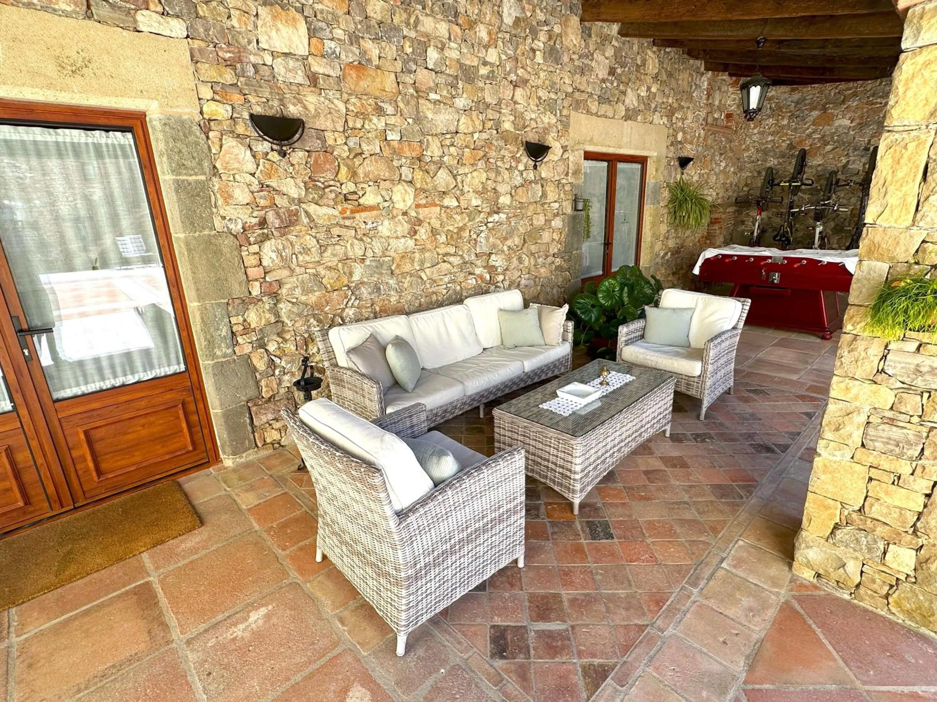 Patio in Masia Can Viver - Olive oil tourism B&B