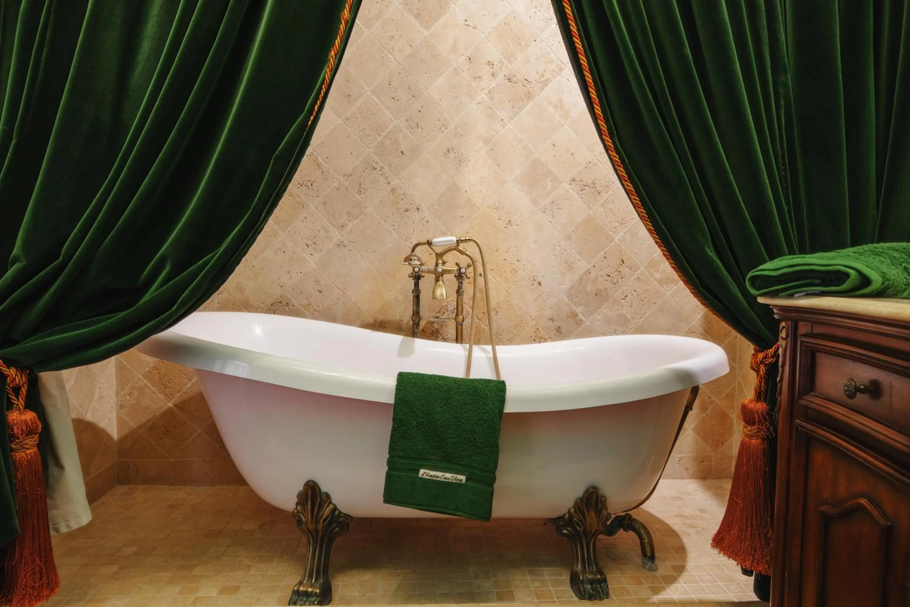 Bathroom in Masia Can Viver - Olive oil tourism B&B