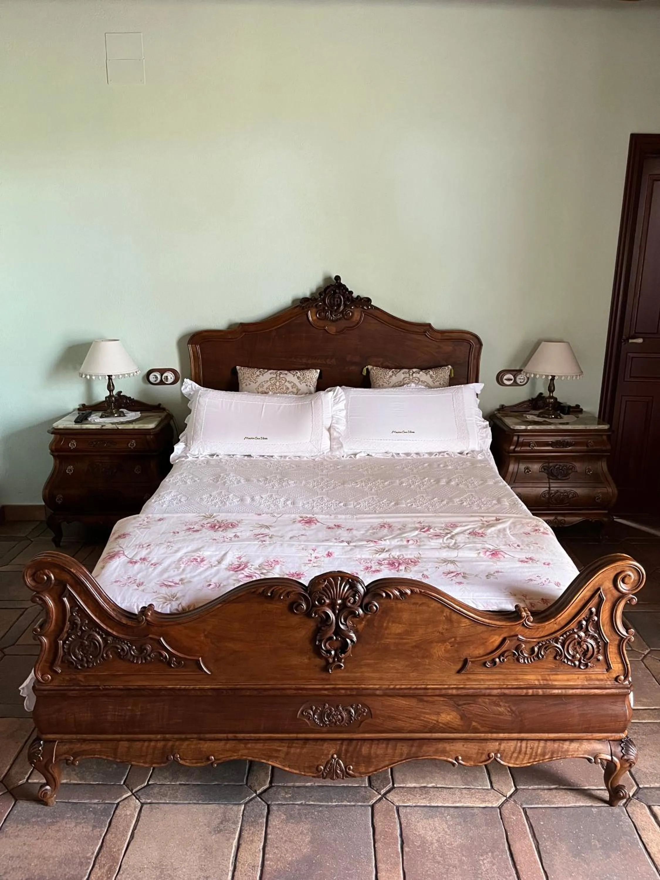 Bed in Masia Can Viver - Olive oil tourism B&B