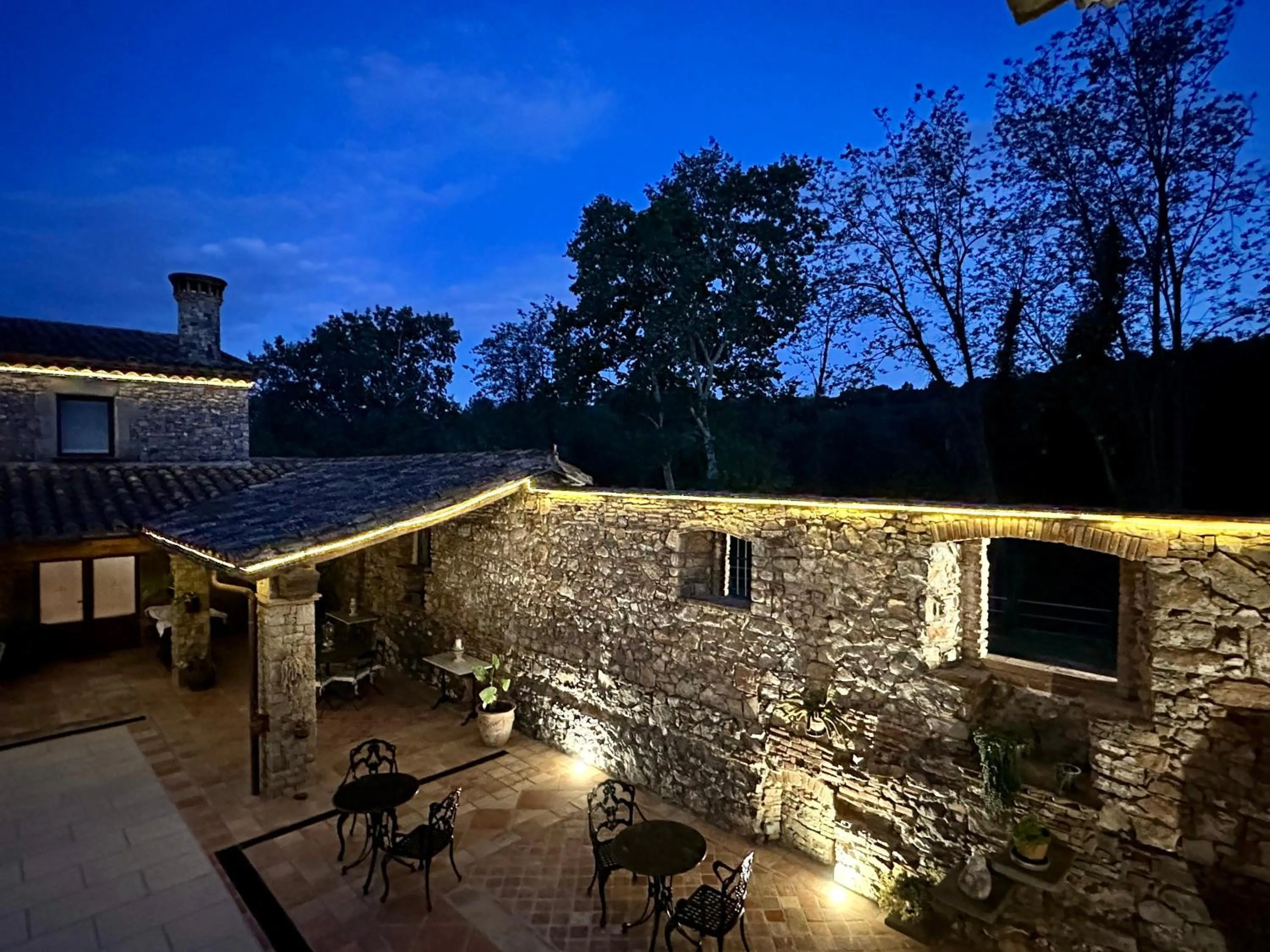 Patio in Masia Can Viver - Olive oil tourism B&B