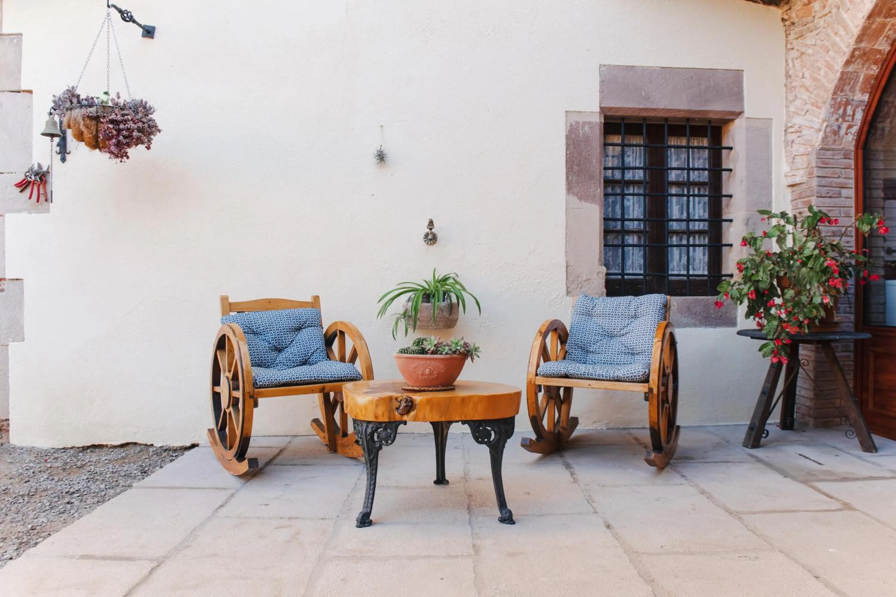 Patio in Masia Can Viver - Olive oil tourism B&B