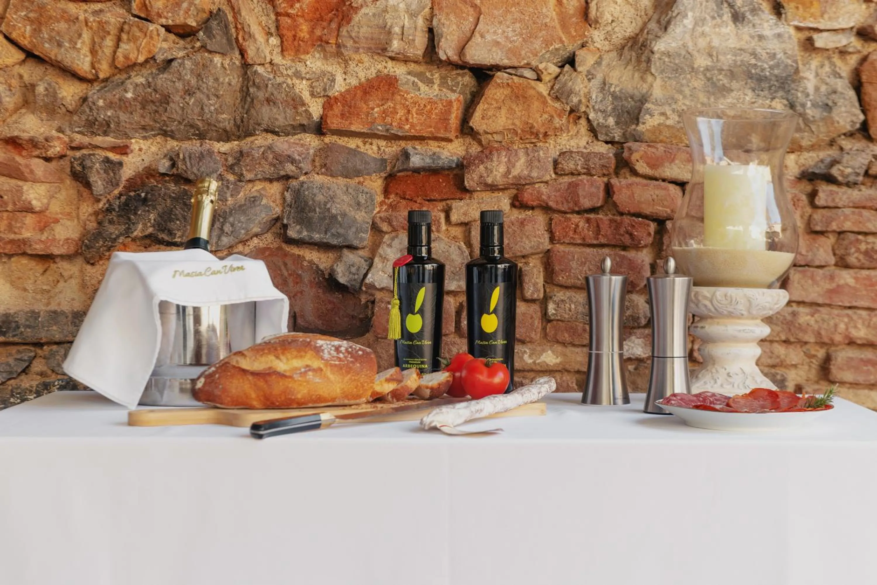 Breakfast in Masia Can Viver - Olive oil tourism B&B