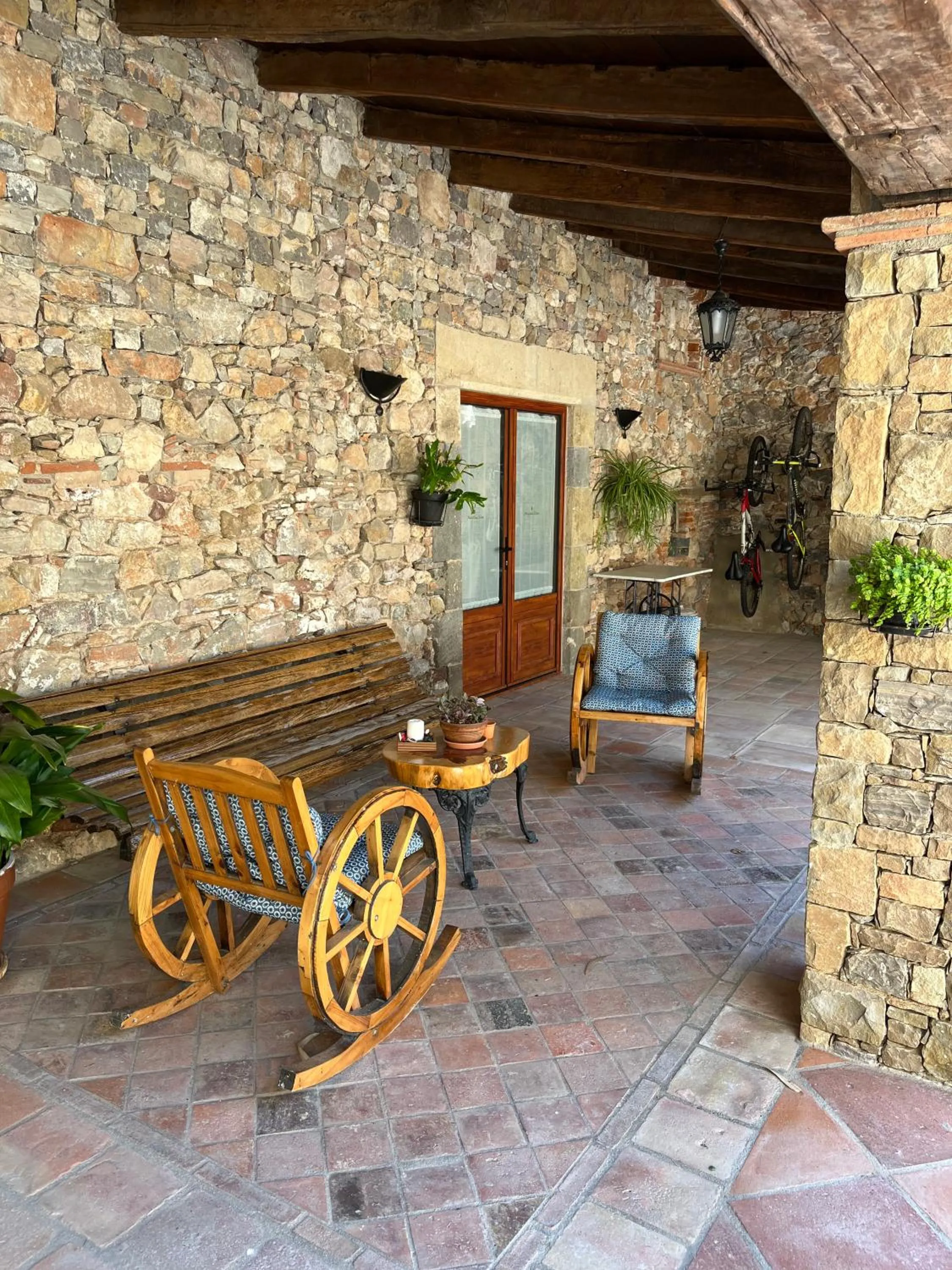 Patio in Masia Can Viver - Olive oil tourism B&B