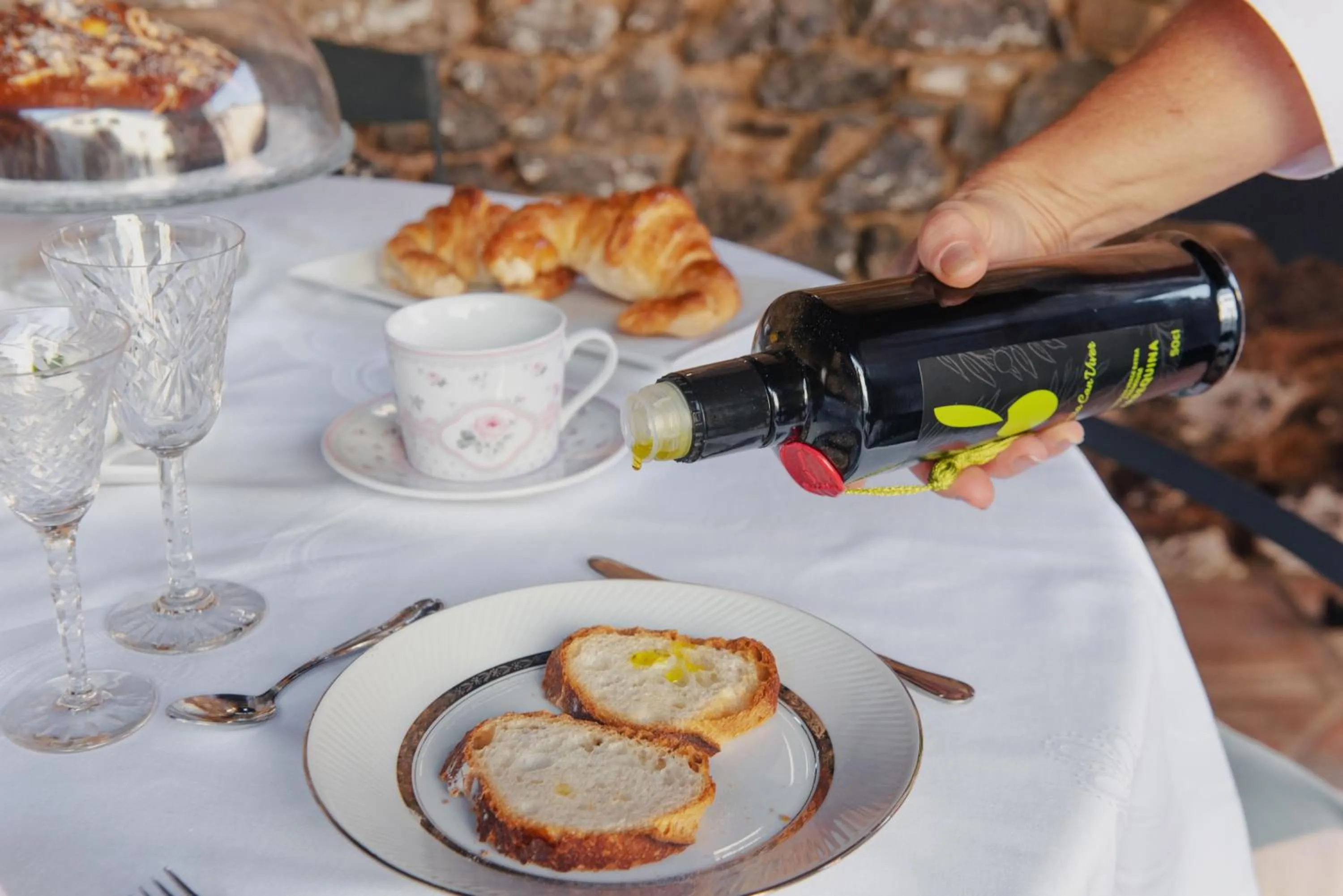 Breakfast in Masia Can Viver - Olive oil tourism B&B