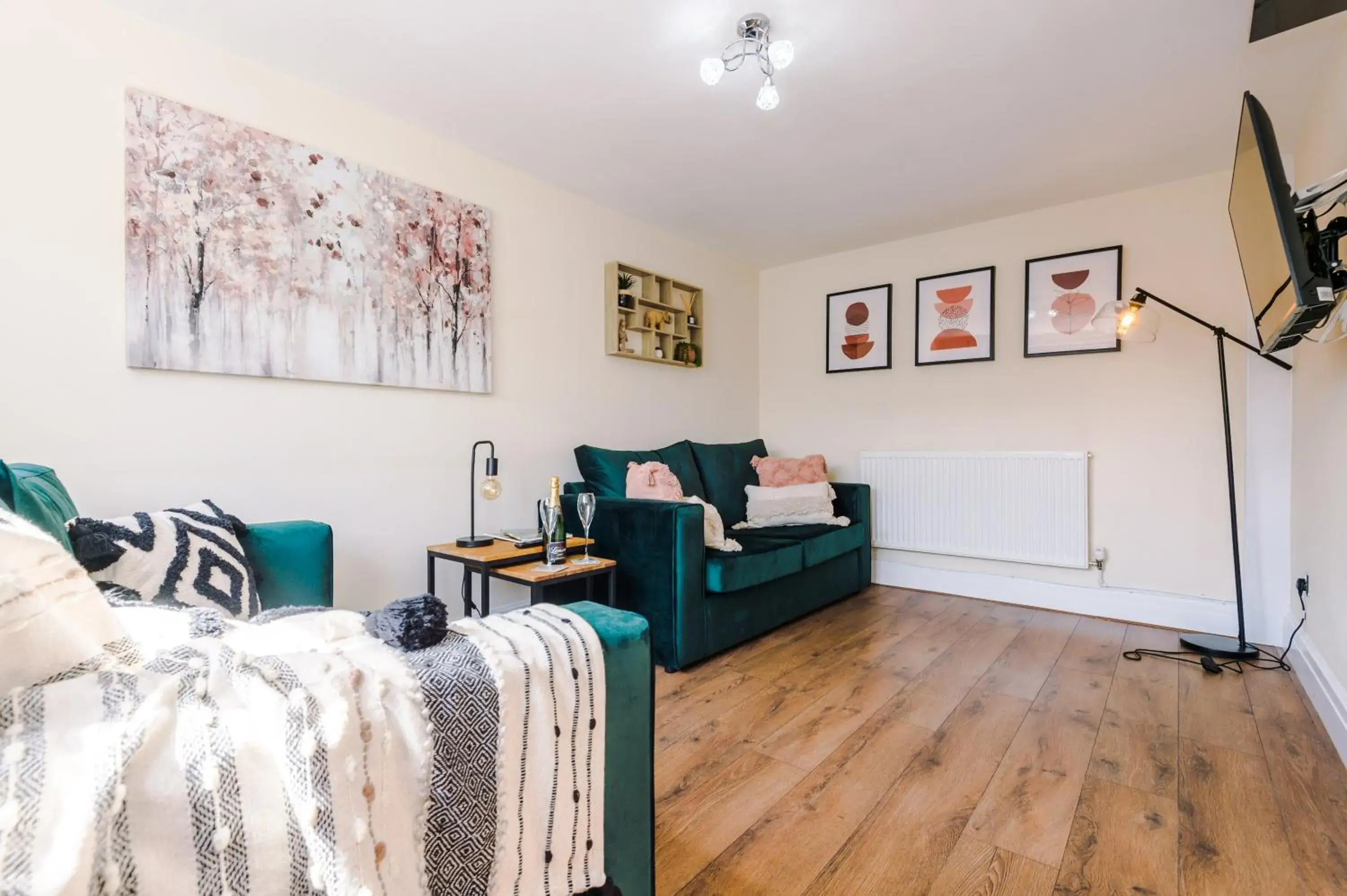 Charming 3-Bed cottage in Chester, ideal for Families & Workers, FREE Parking - Sleeps 7 Charming 3-Bed cottage in Chester, ideal for Families & Workers, FREE Parking - Sleeps 7