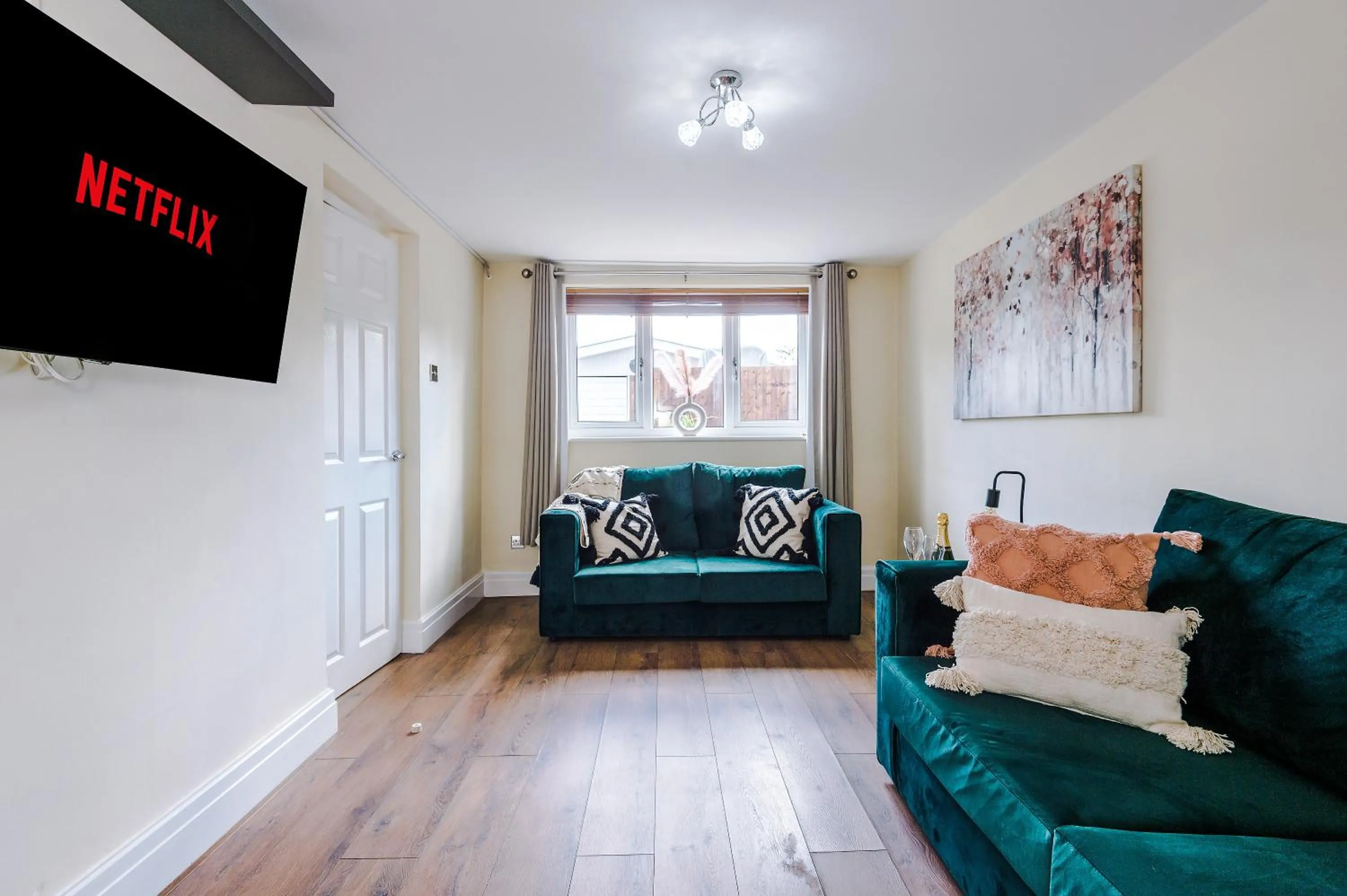 Charming 3-Bed cottage in Chester, ideal for Families & Workers, FREE Parking - Sleeps 7