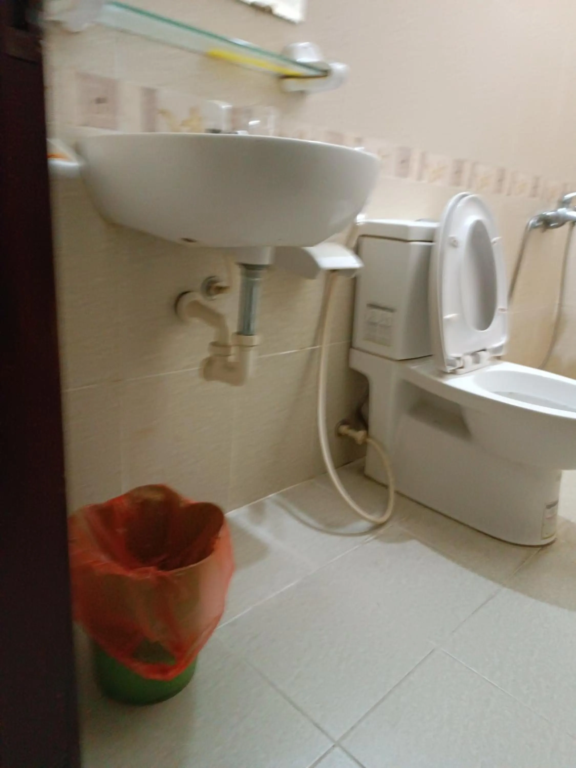 Bathroom in OYO 1171 Tay Hai Hotel