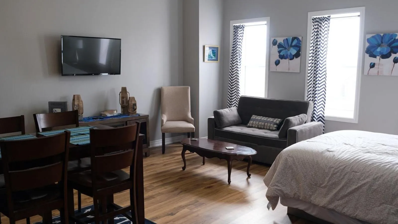 Living room, Bed in Canalside Restaurant & Inn